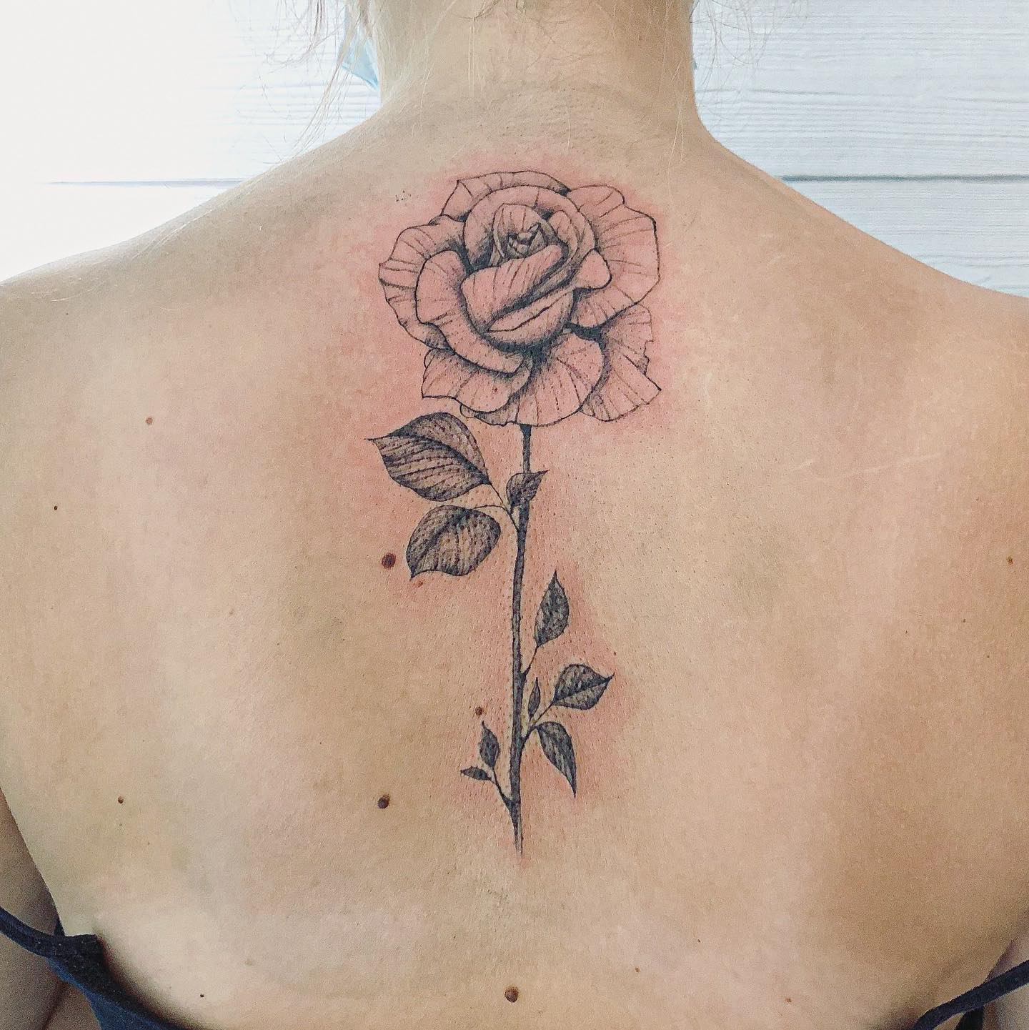 Tatuaje de Rosa de Línea Fina