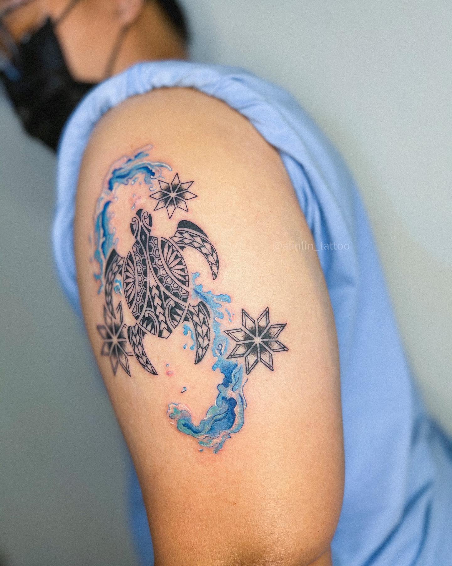 Tatuaje de tortuga marina esotérica