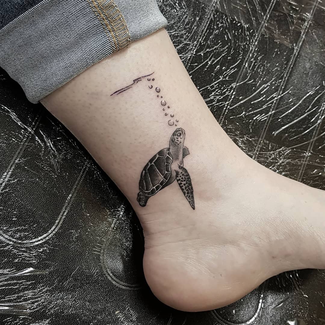 Tatuaje de tortuga marina pequeña en el tobillo