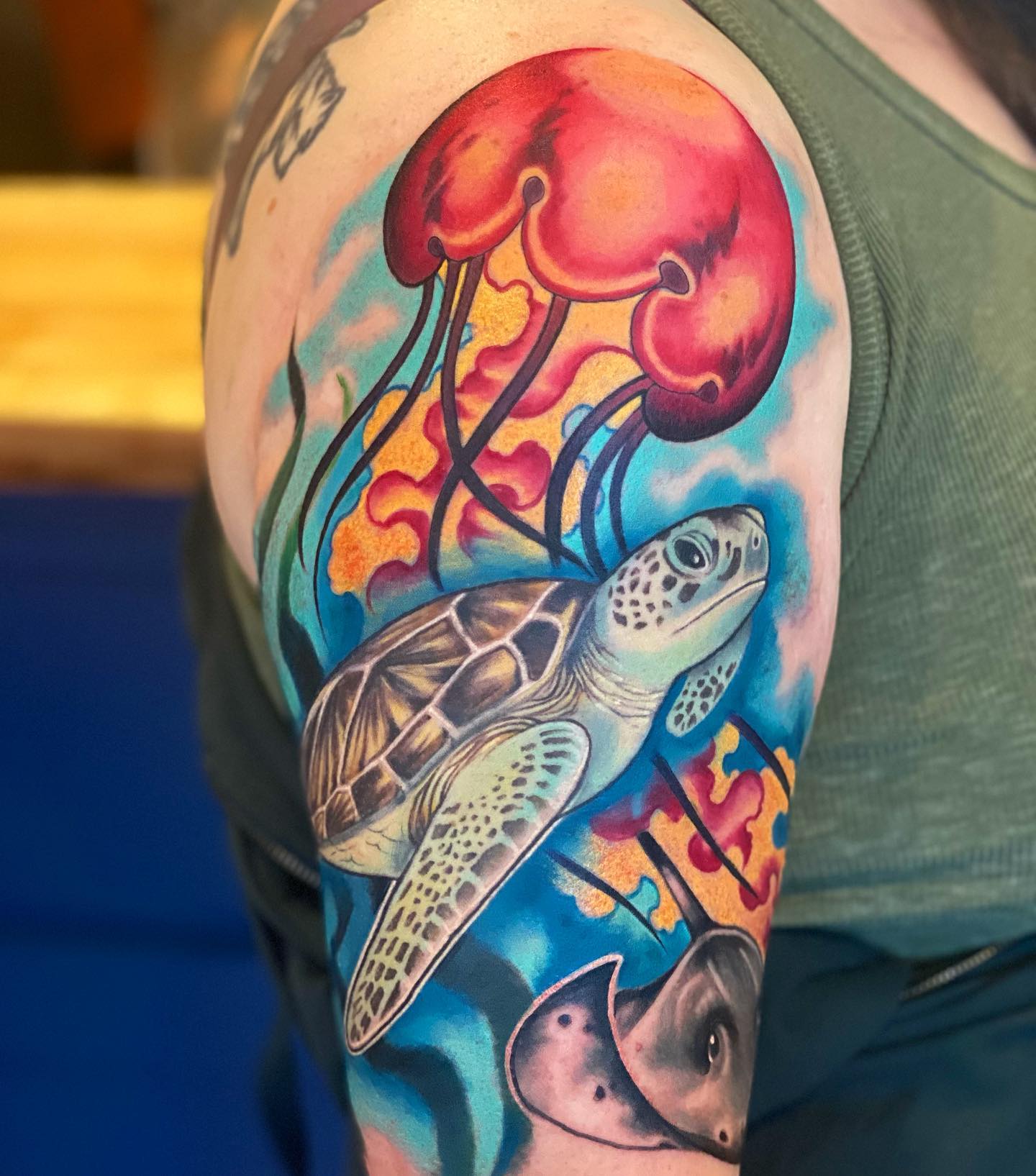 Tatuaje de tortuga marina y medusa coloridos.