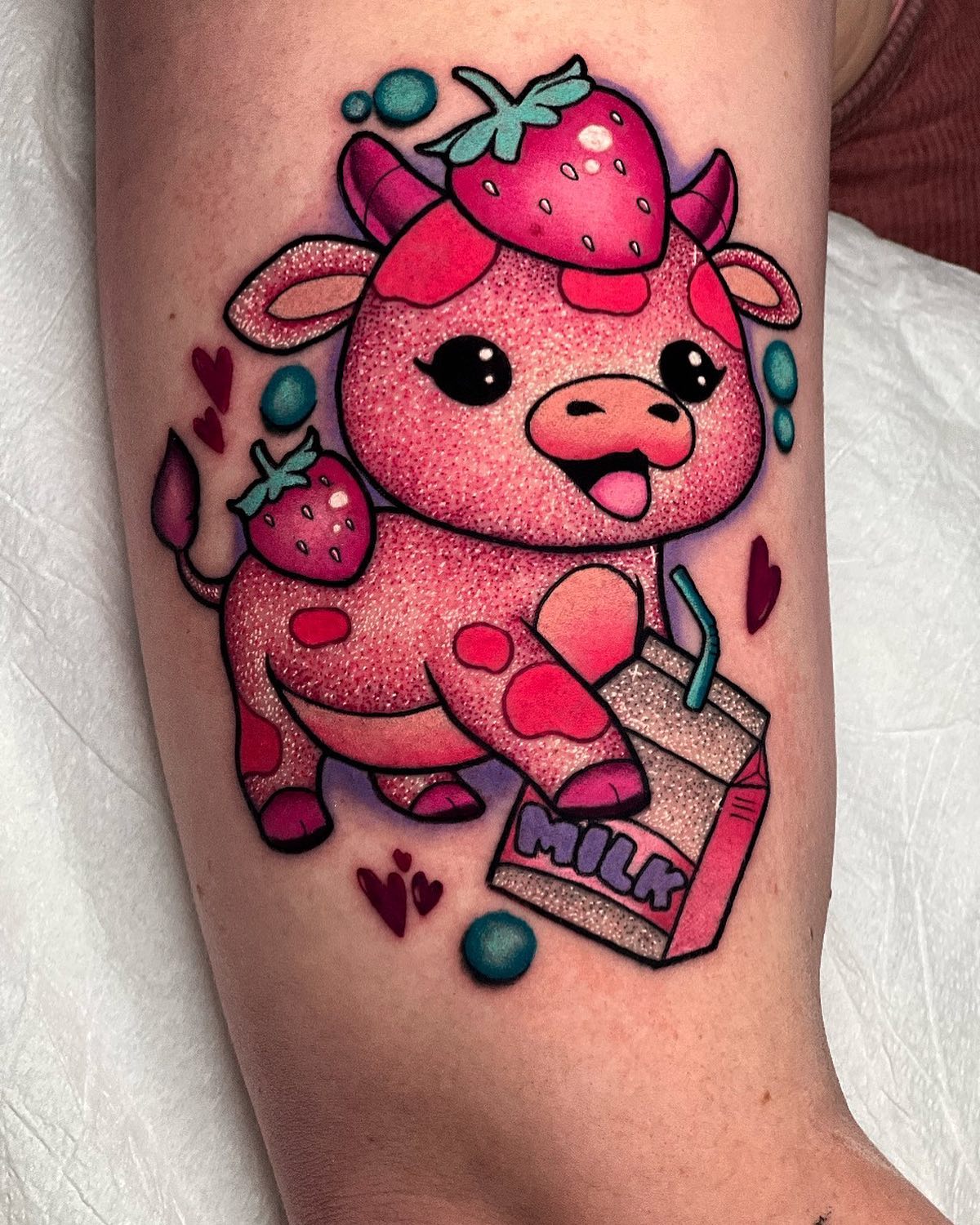 Tatuaje de vaca rosa con brillo