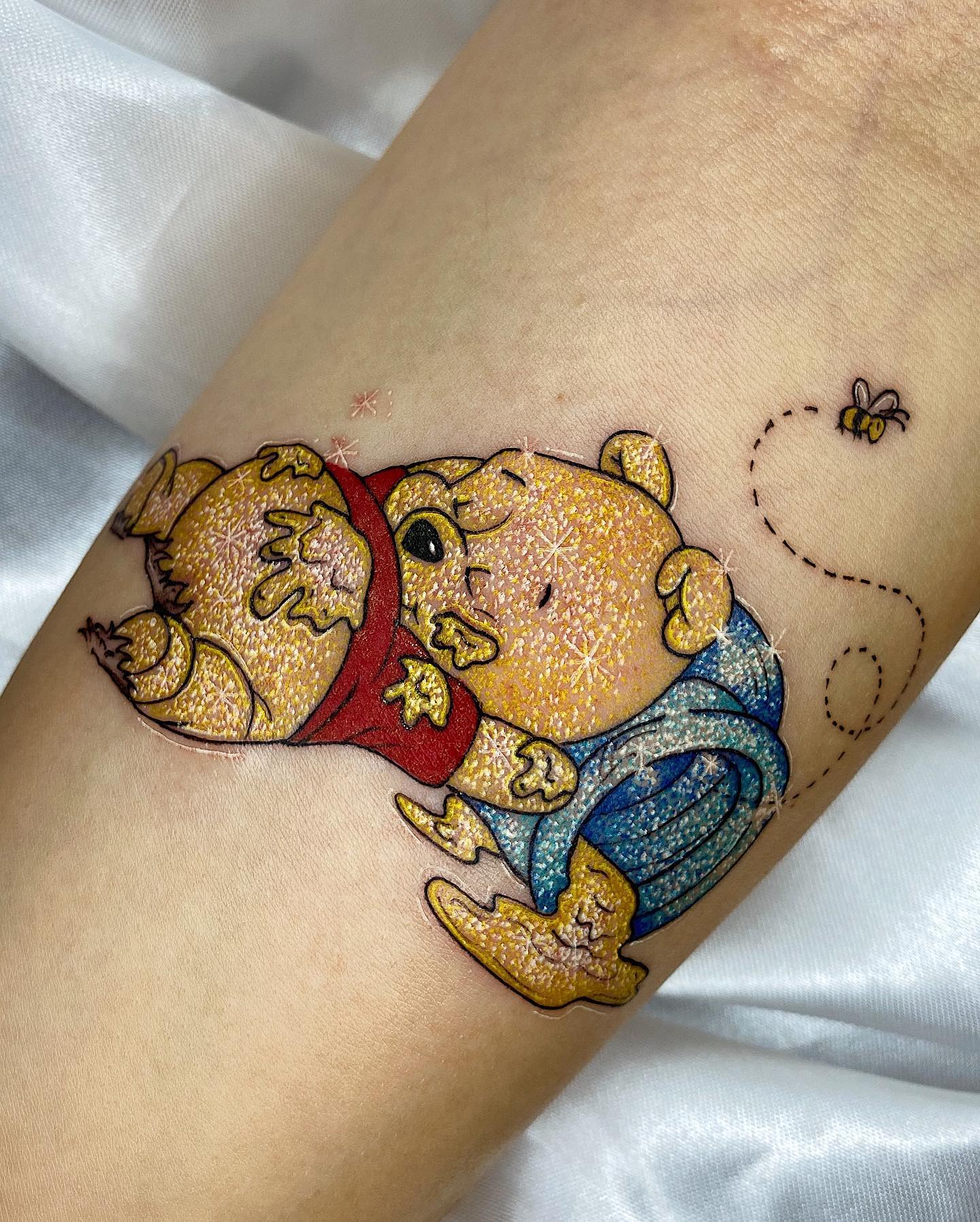 Tatuaje de Winnie The Pooh con purpurina