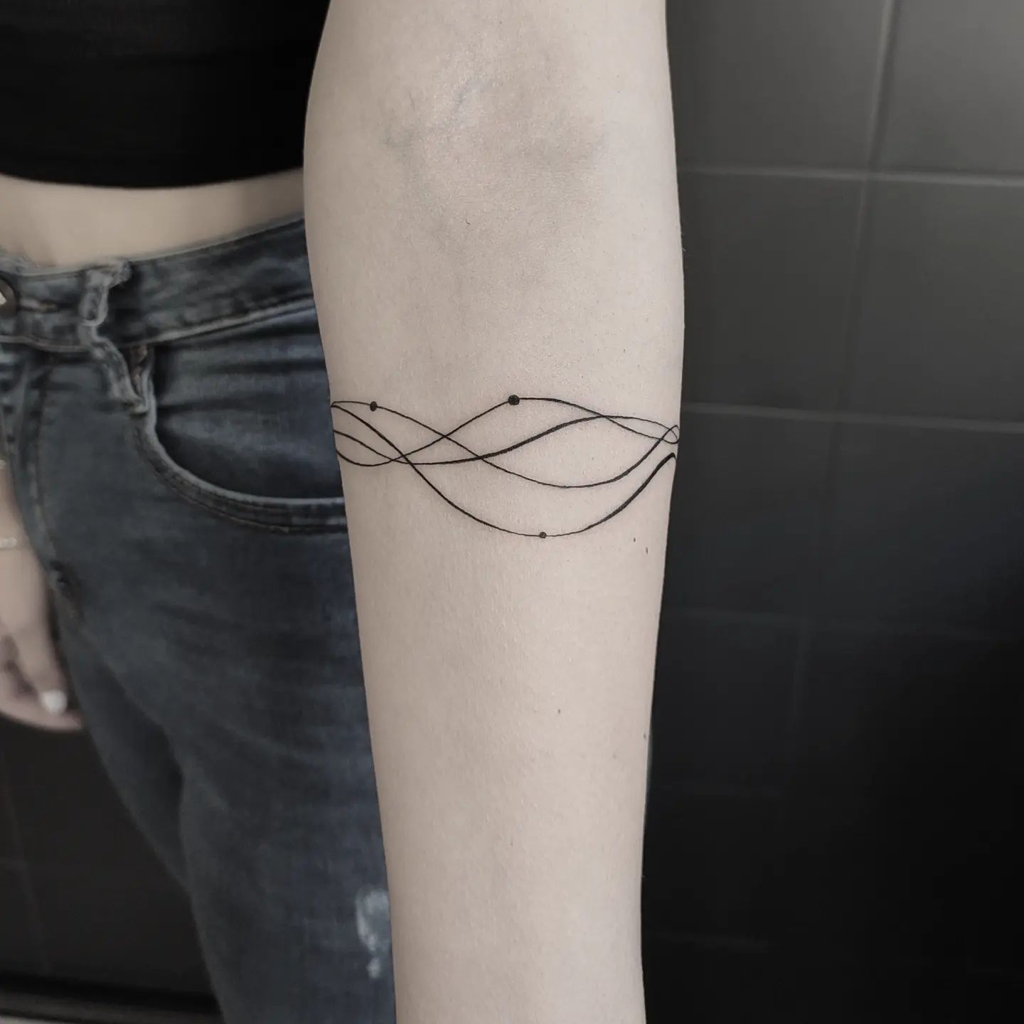 Tatuaje fino de línea pequeña y simple