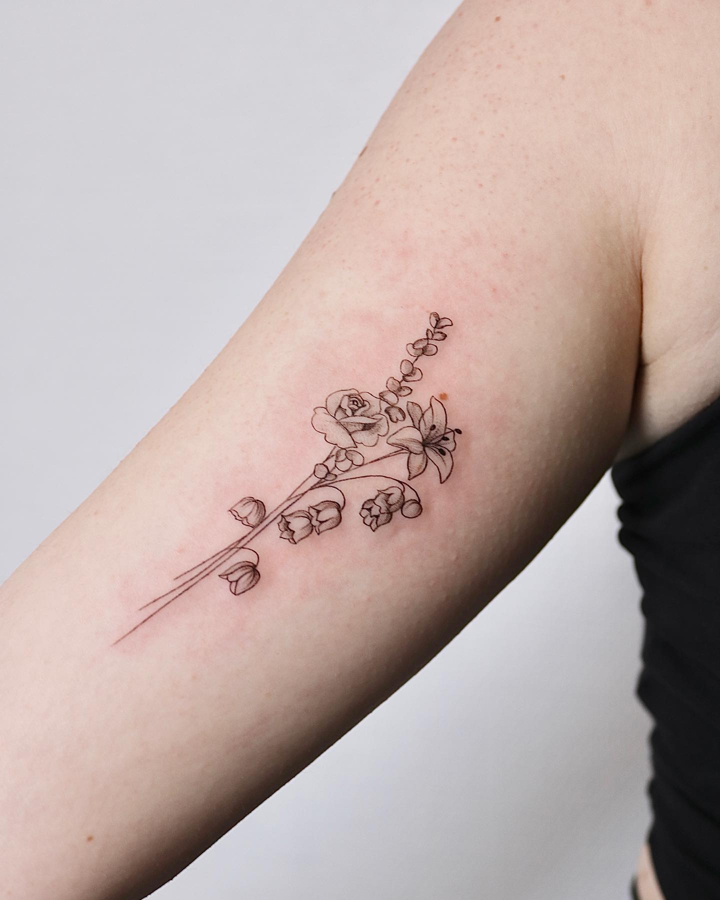 Tatuaje Floral de Línea Fina