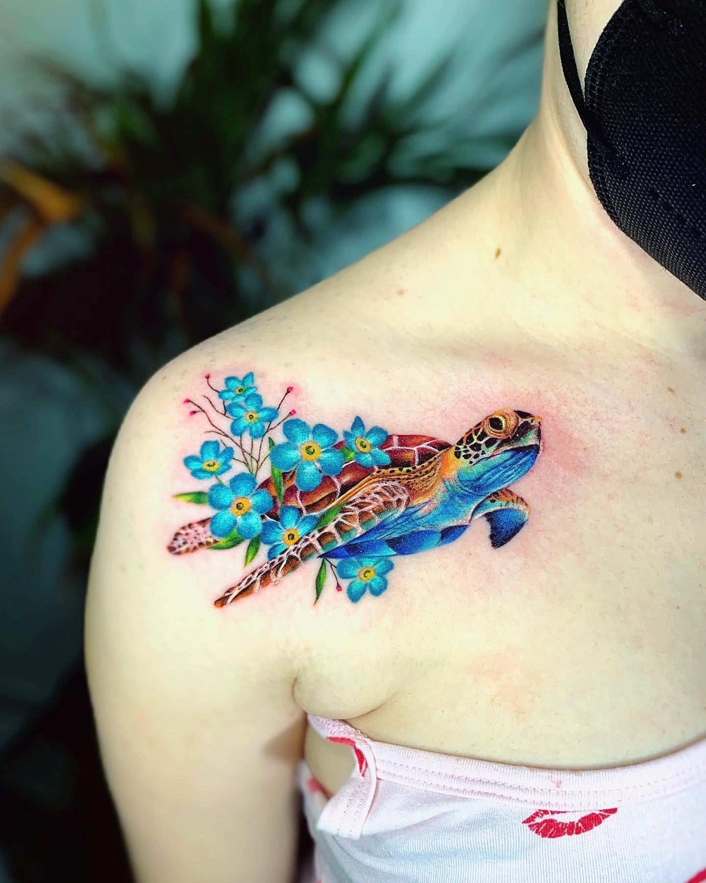 Tatuaje Floral de Tortuga Marina en el Hombro.