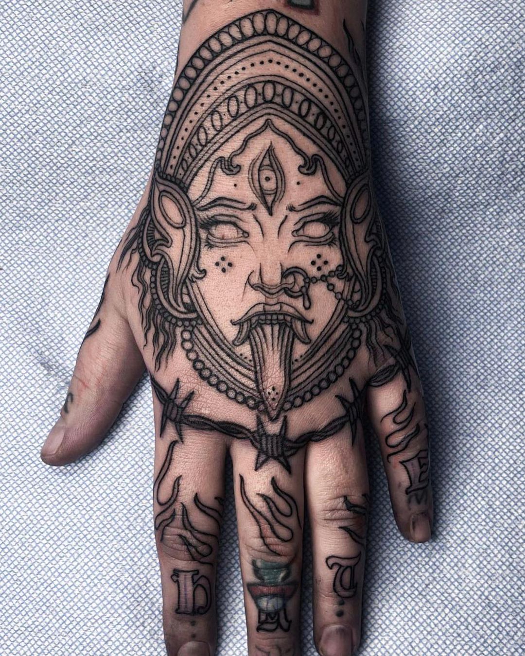 Tatuaje hindú sobre el brazo