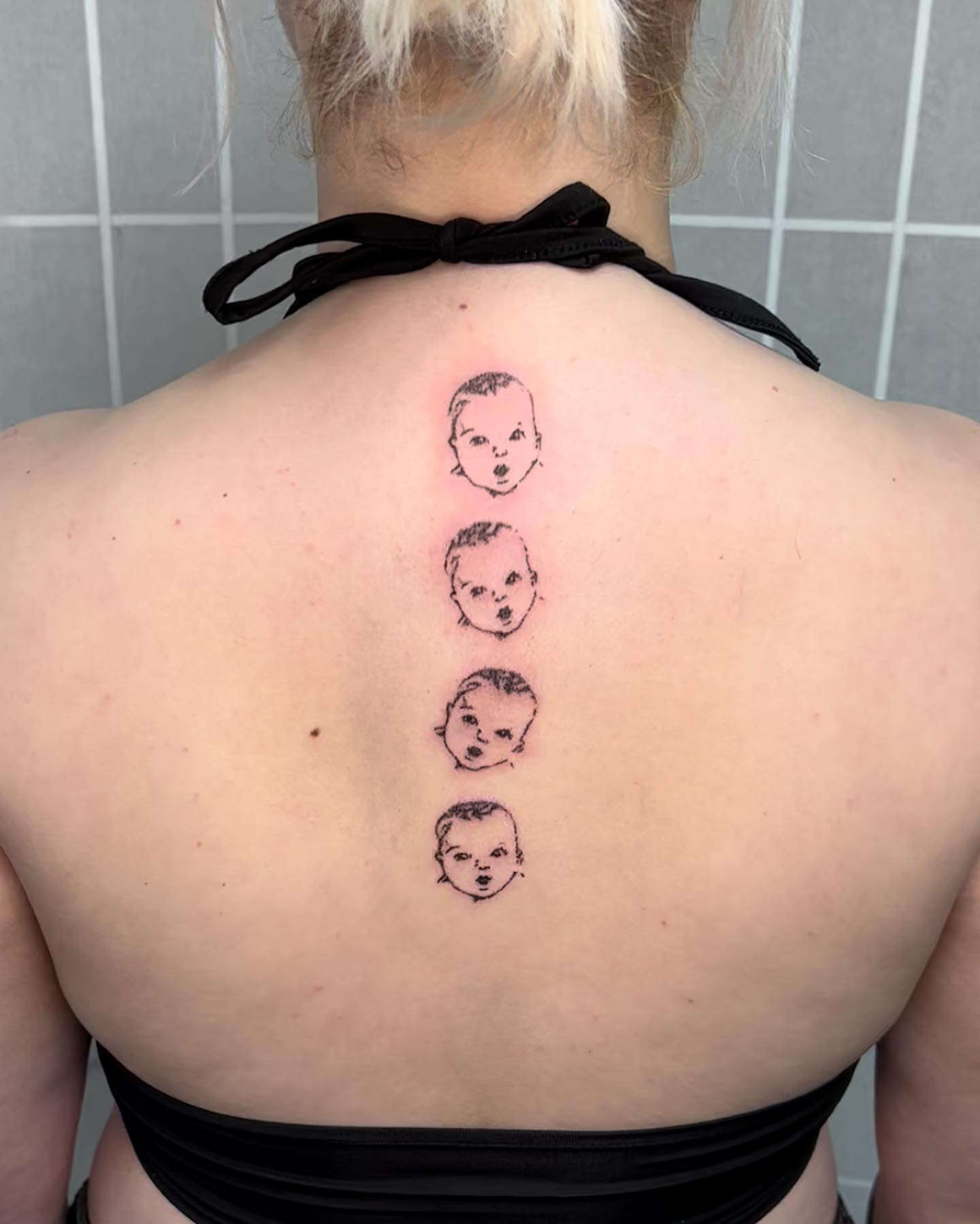 Tatuaje sentimental en la espina dorsal