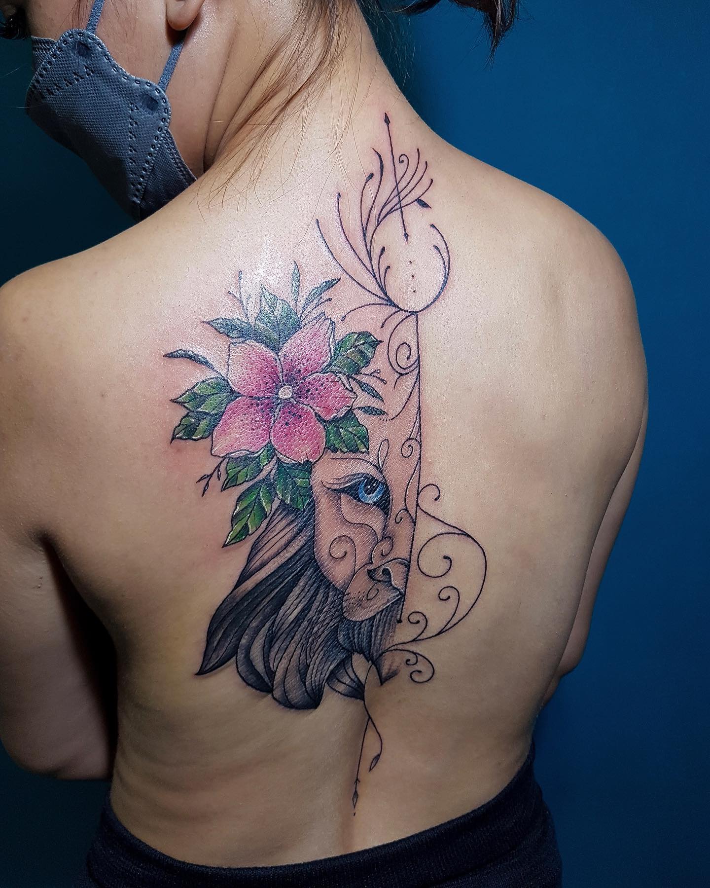 Tatuaje único de espalda para mujeres
