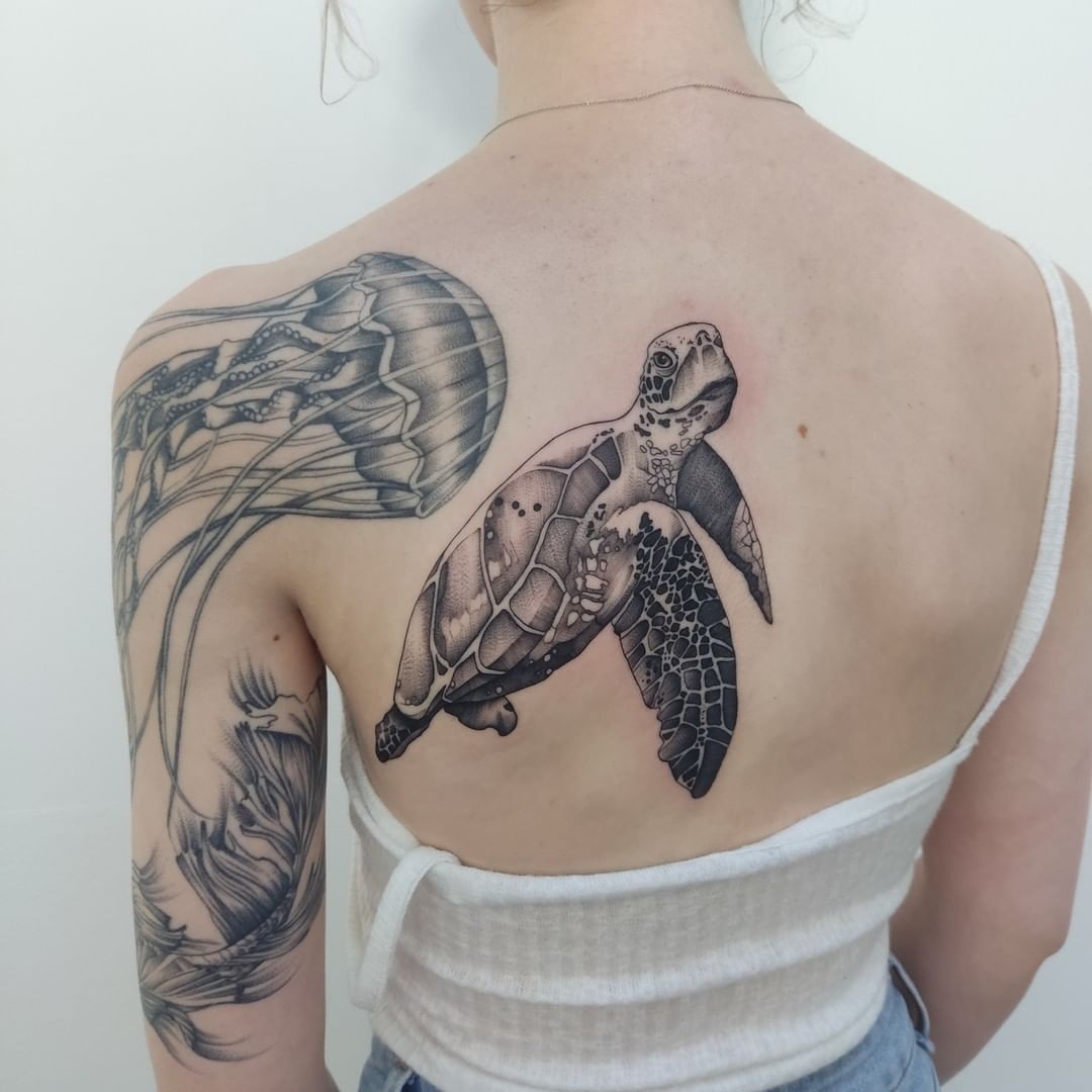 Tortuga marina con tatuaje de medusa