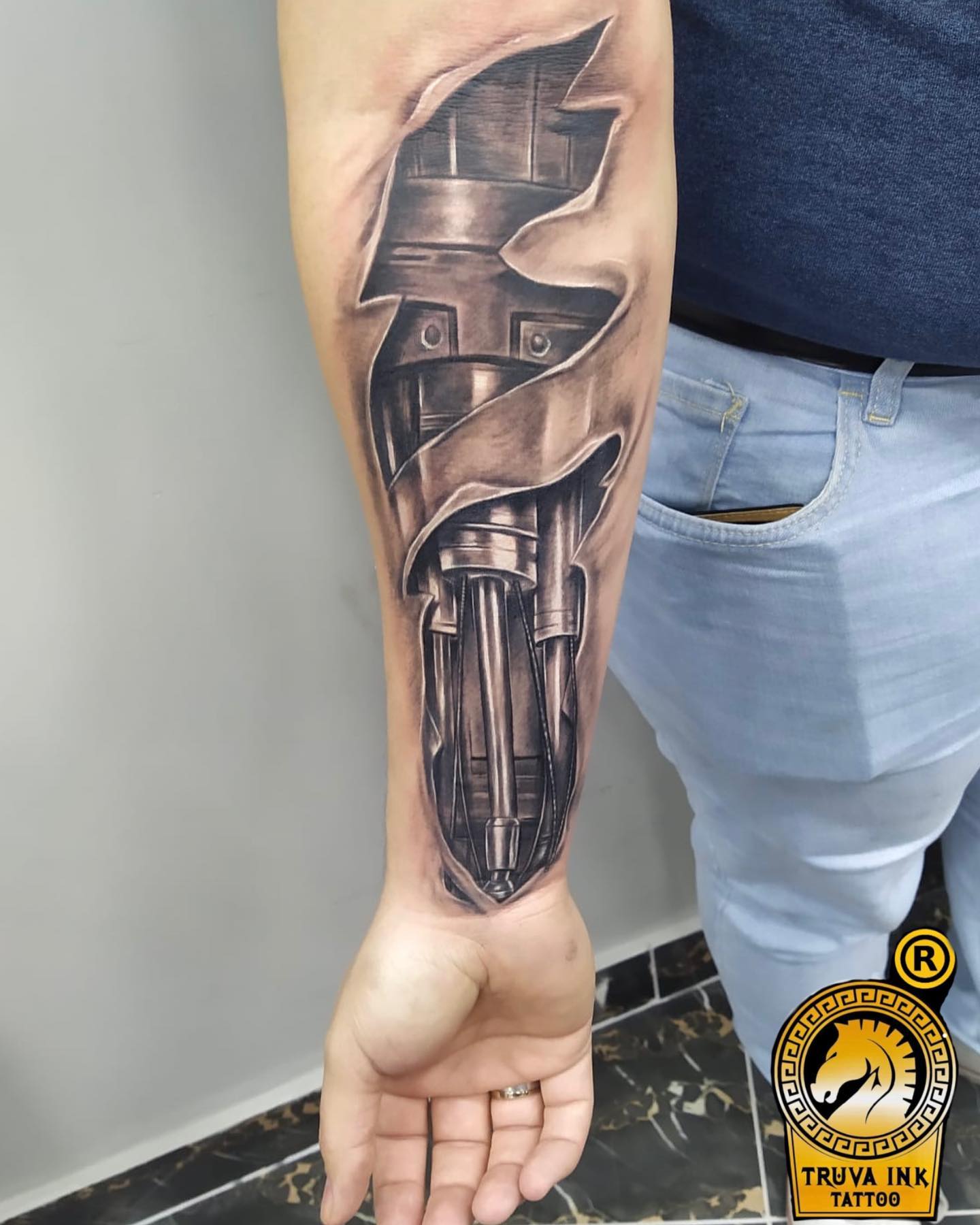 Arma Tatuaje de Brazo