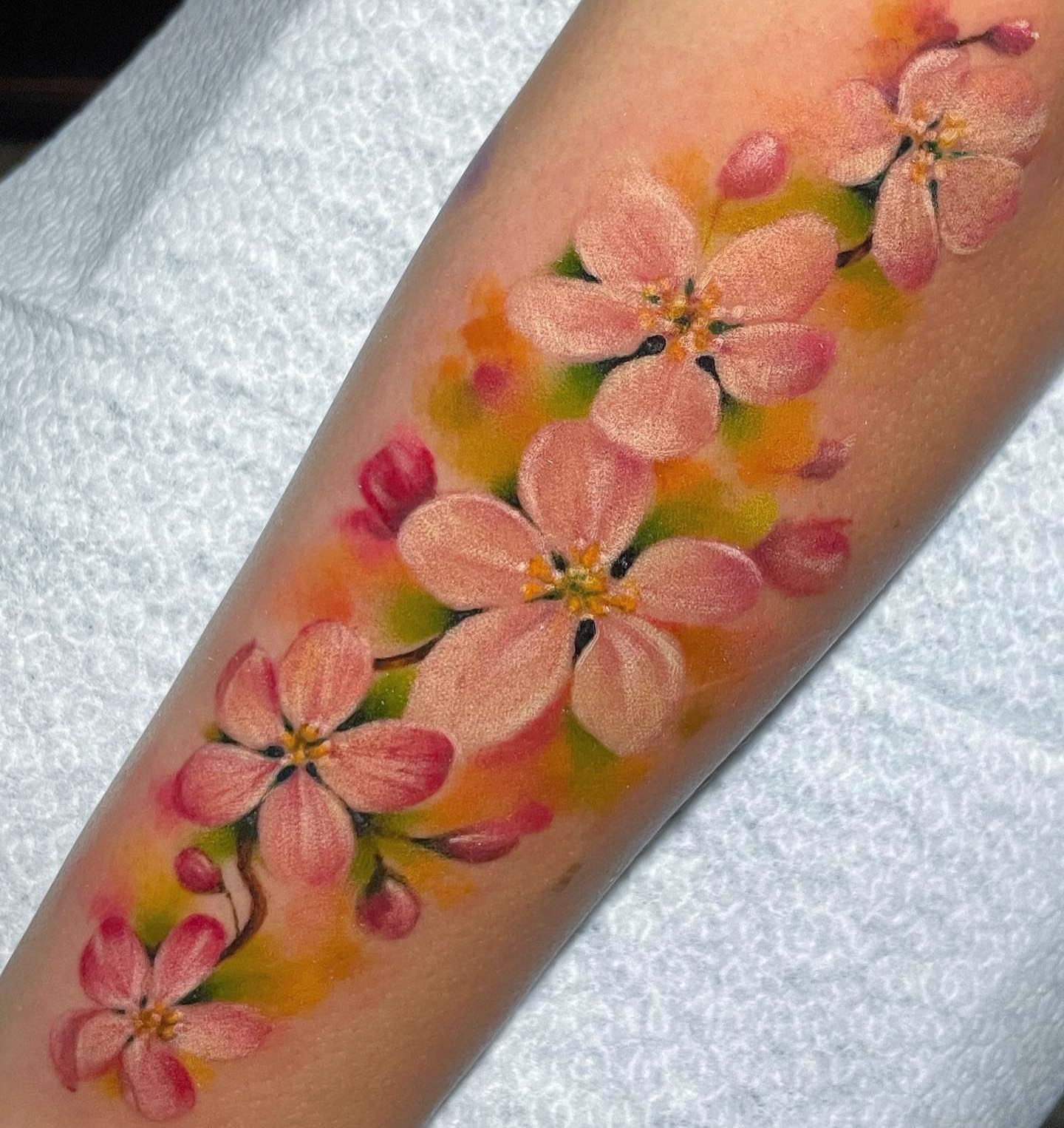 Diseño de tatuaje de flores en el brazo