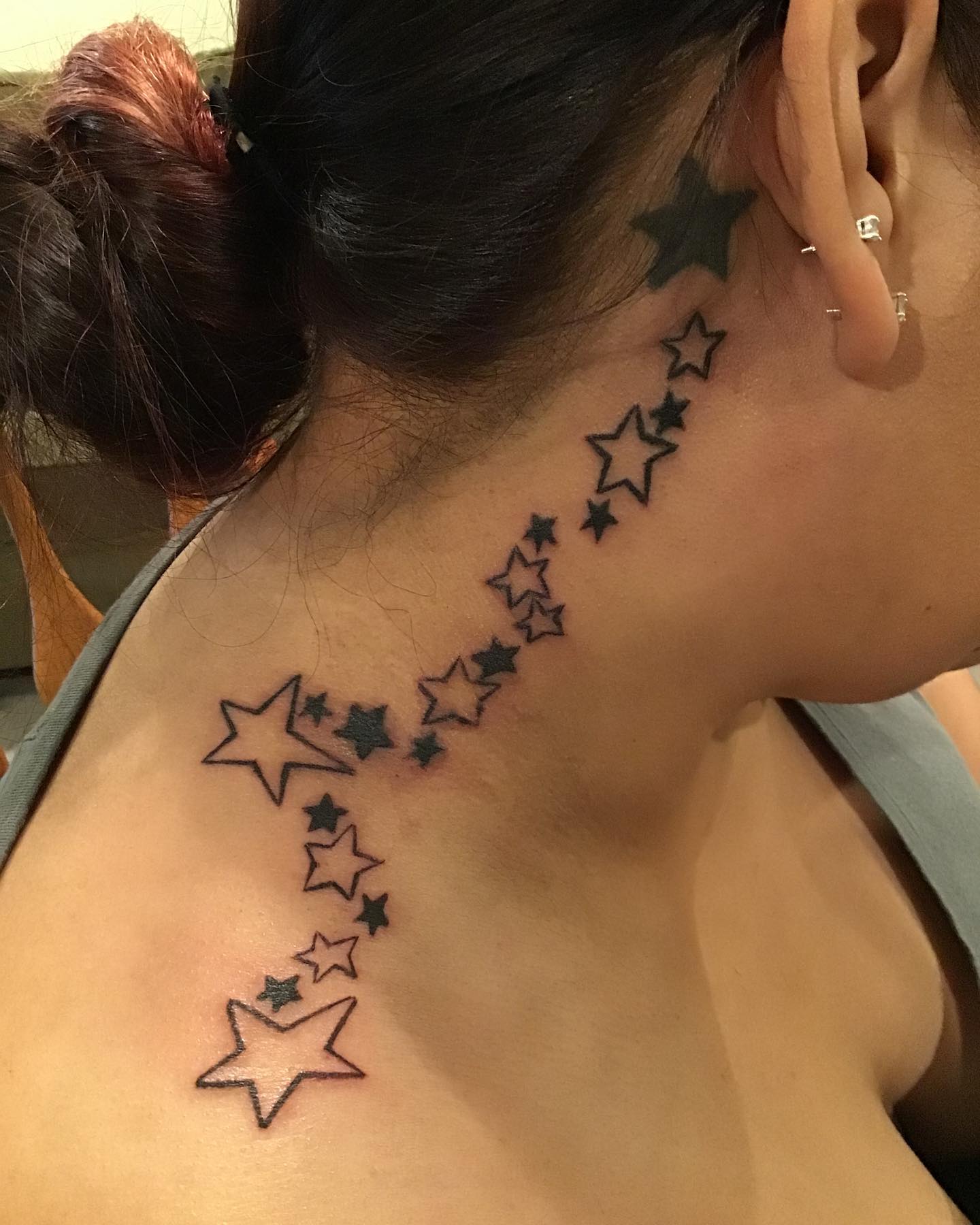 Estrellas Tatuaje en el cuello
