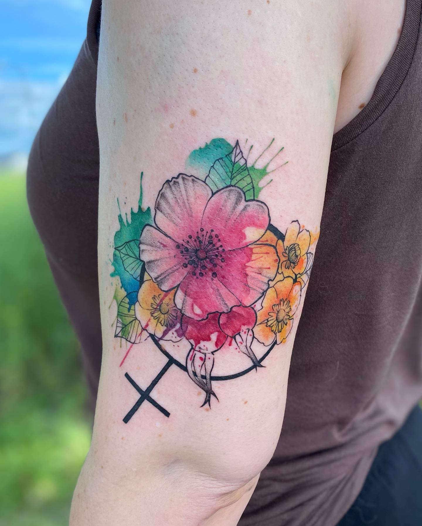 Flores coloridas en el brazo.