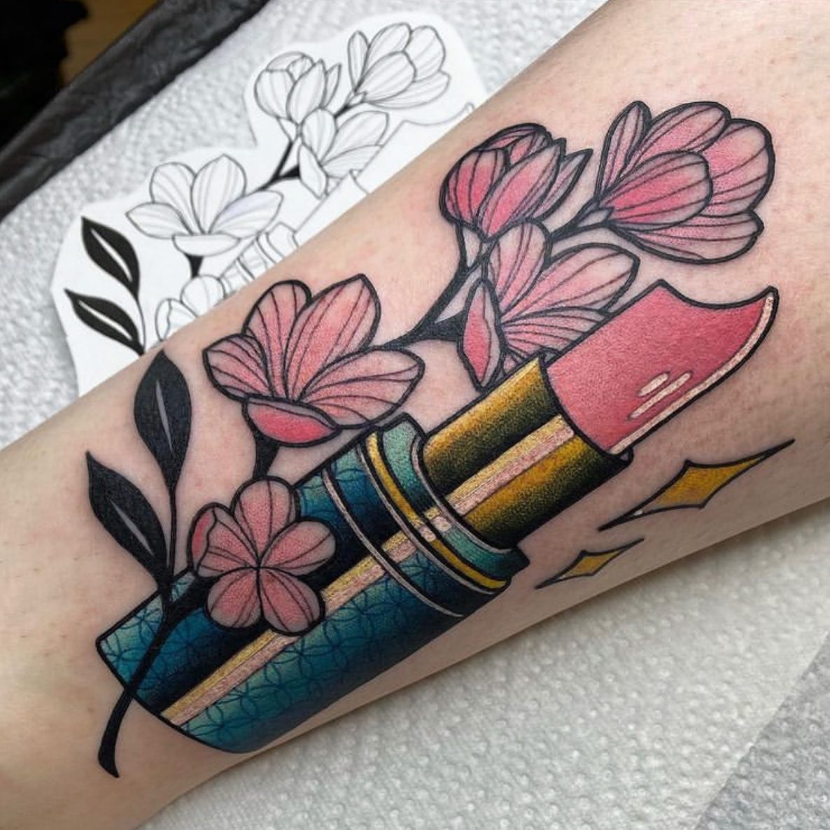 Lápiz labial y Tatuaje de flores en el brazo