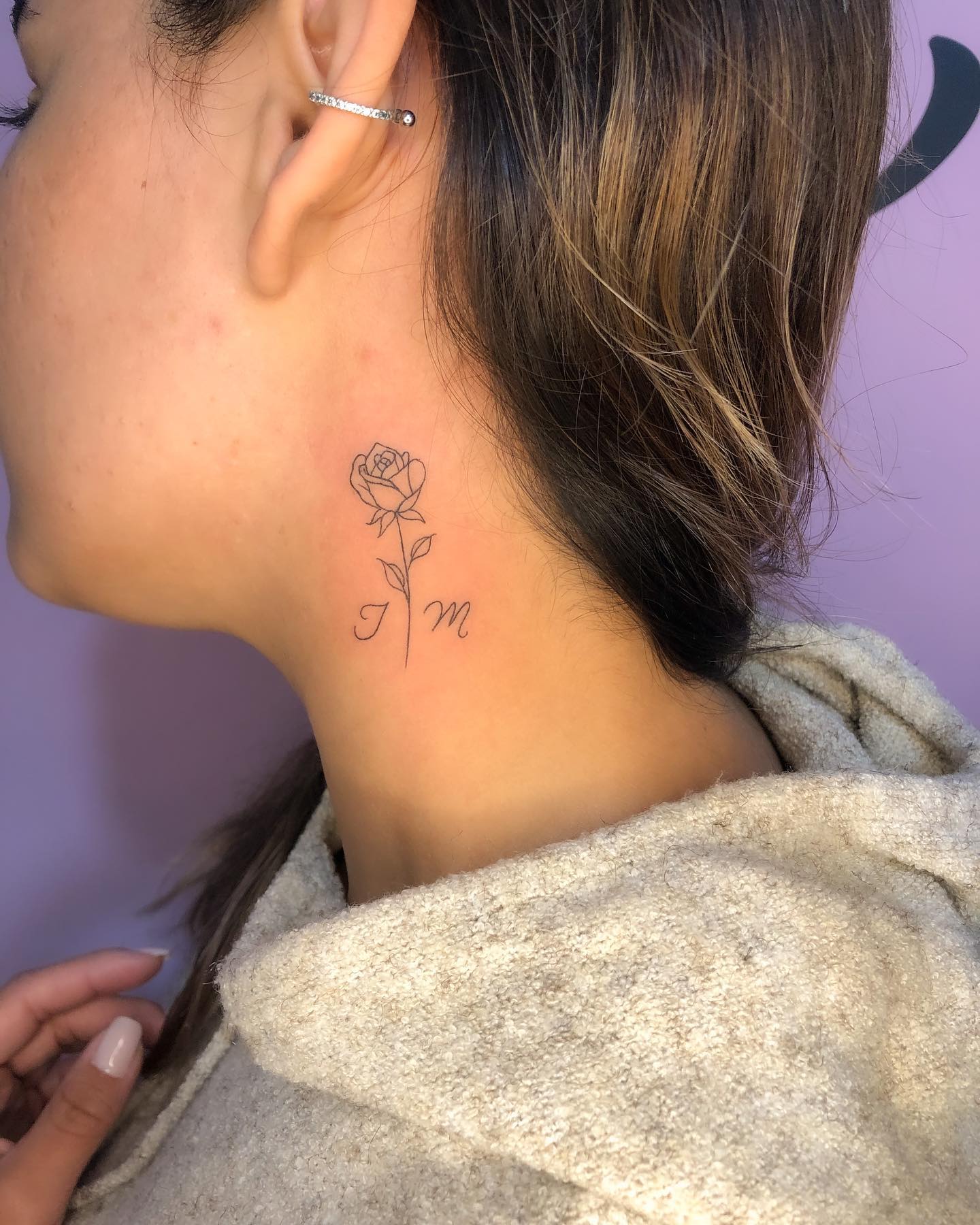 Línea Rosa Tatuaje de Cuello