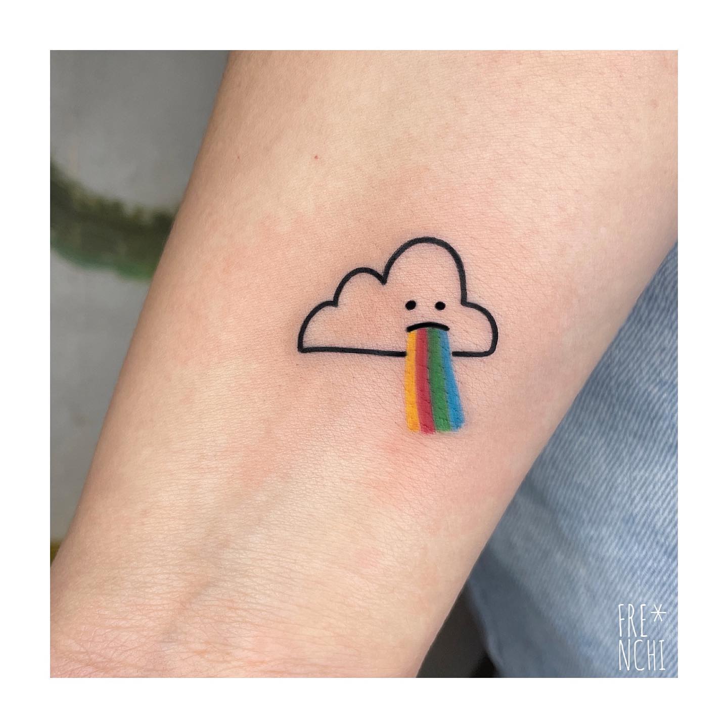 Nube pequeña con tatuaje de arco iris para hombres.