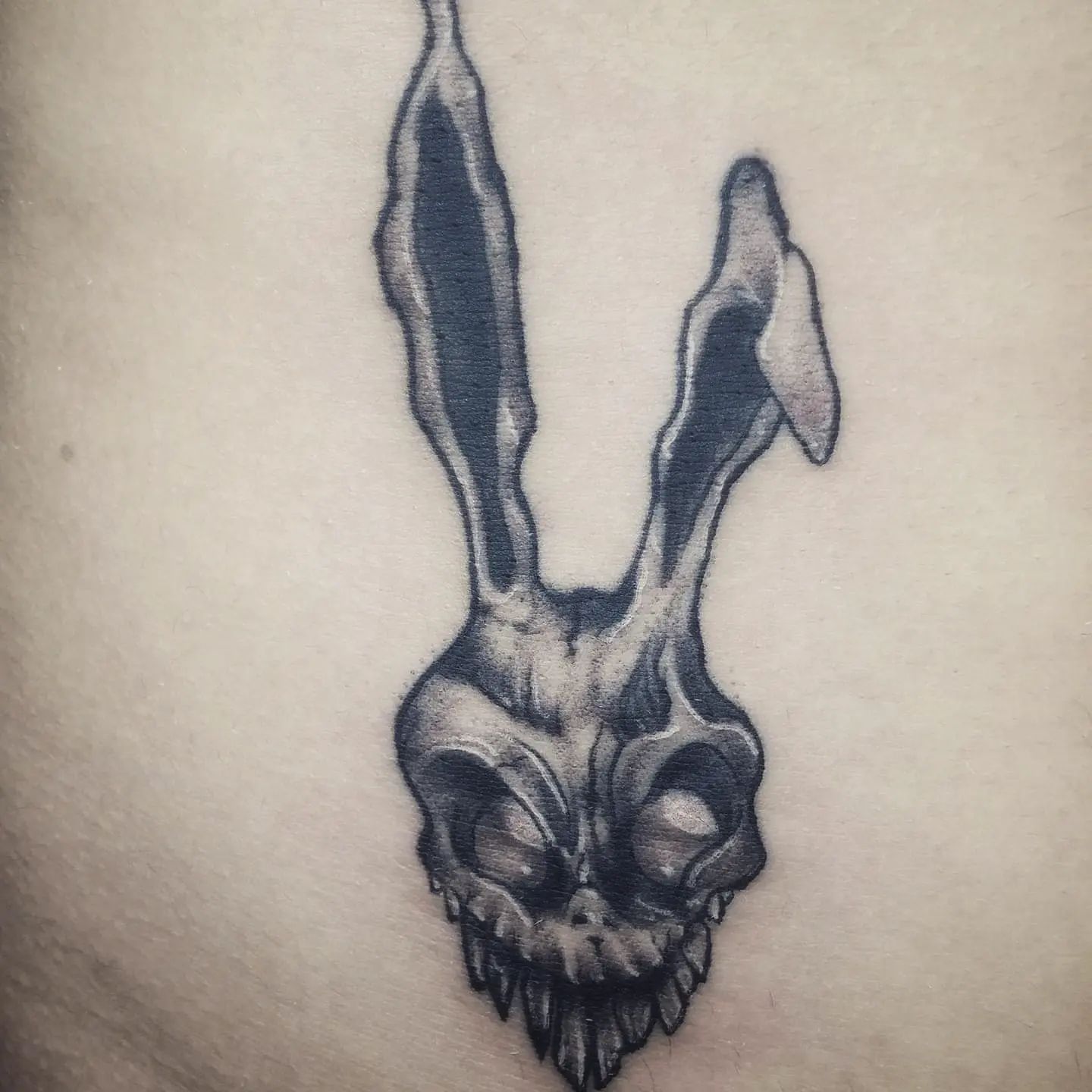 Pequeño tatuaje de conejo extraño para hombres.