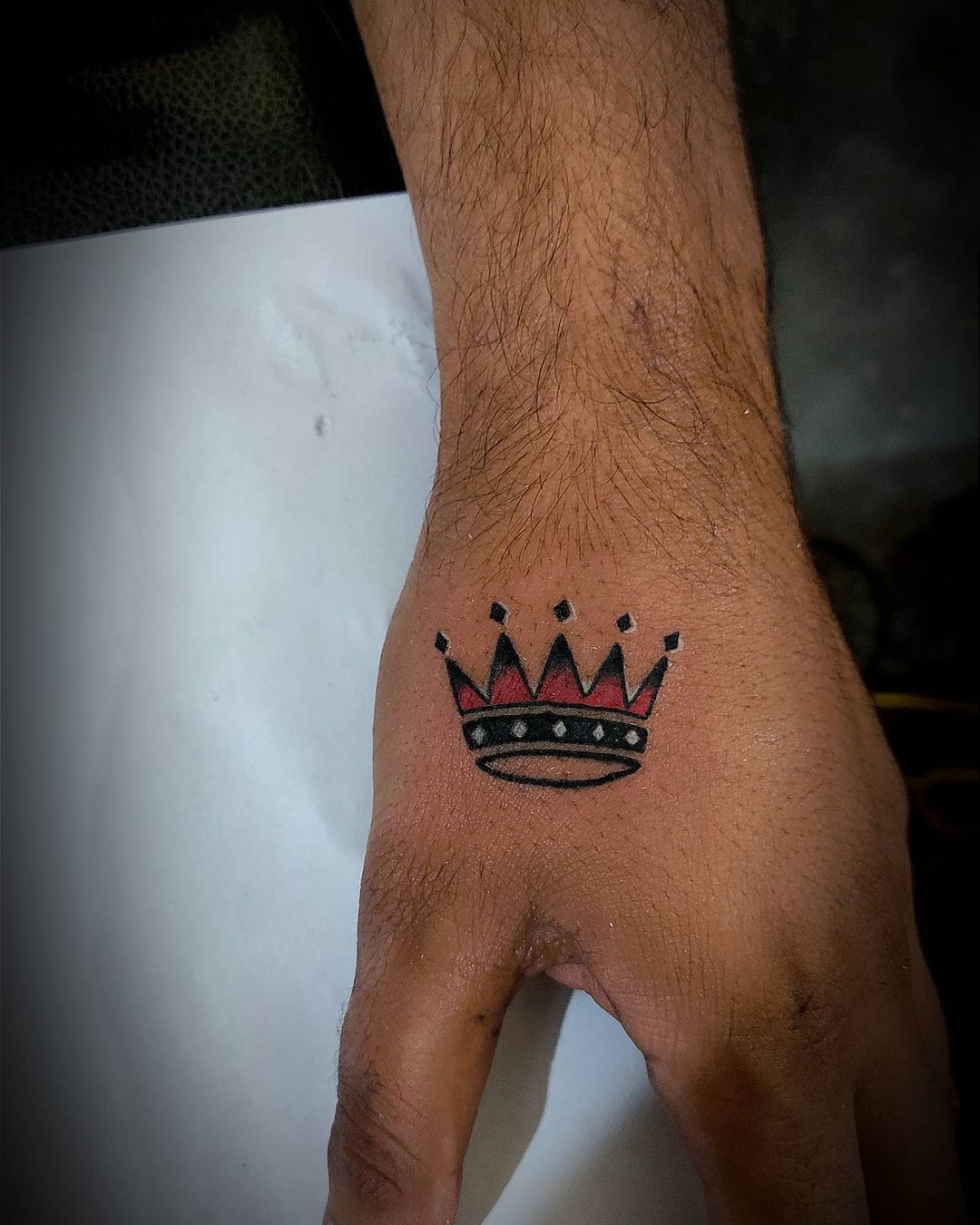 Pequeño Tatuaje de Corona en la Mano