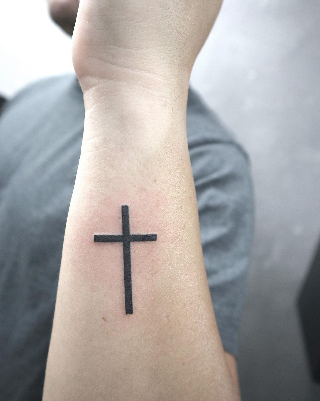 Pequeño Tatuaje de Cruz para Hombres