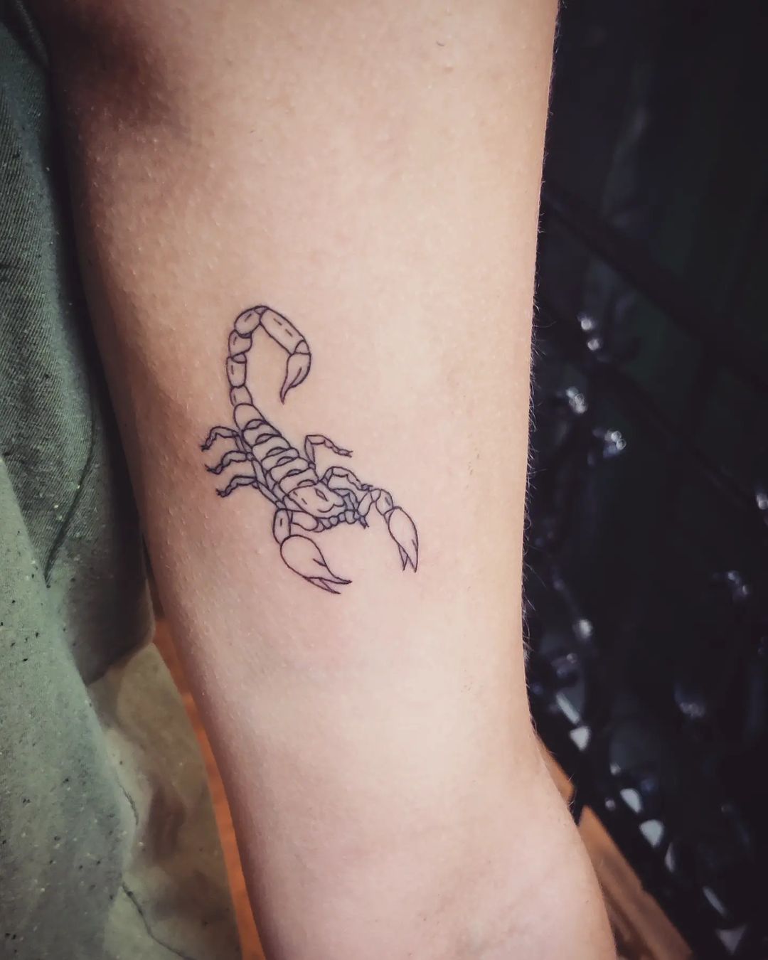 Pequeño tatuaje de escorpión para hombres