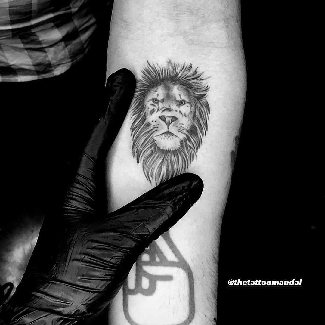 Pequeño tatuaje de león para hombres.