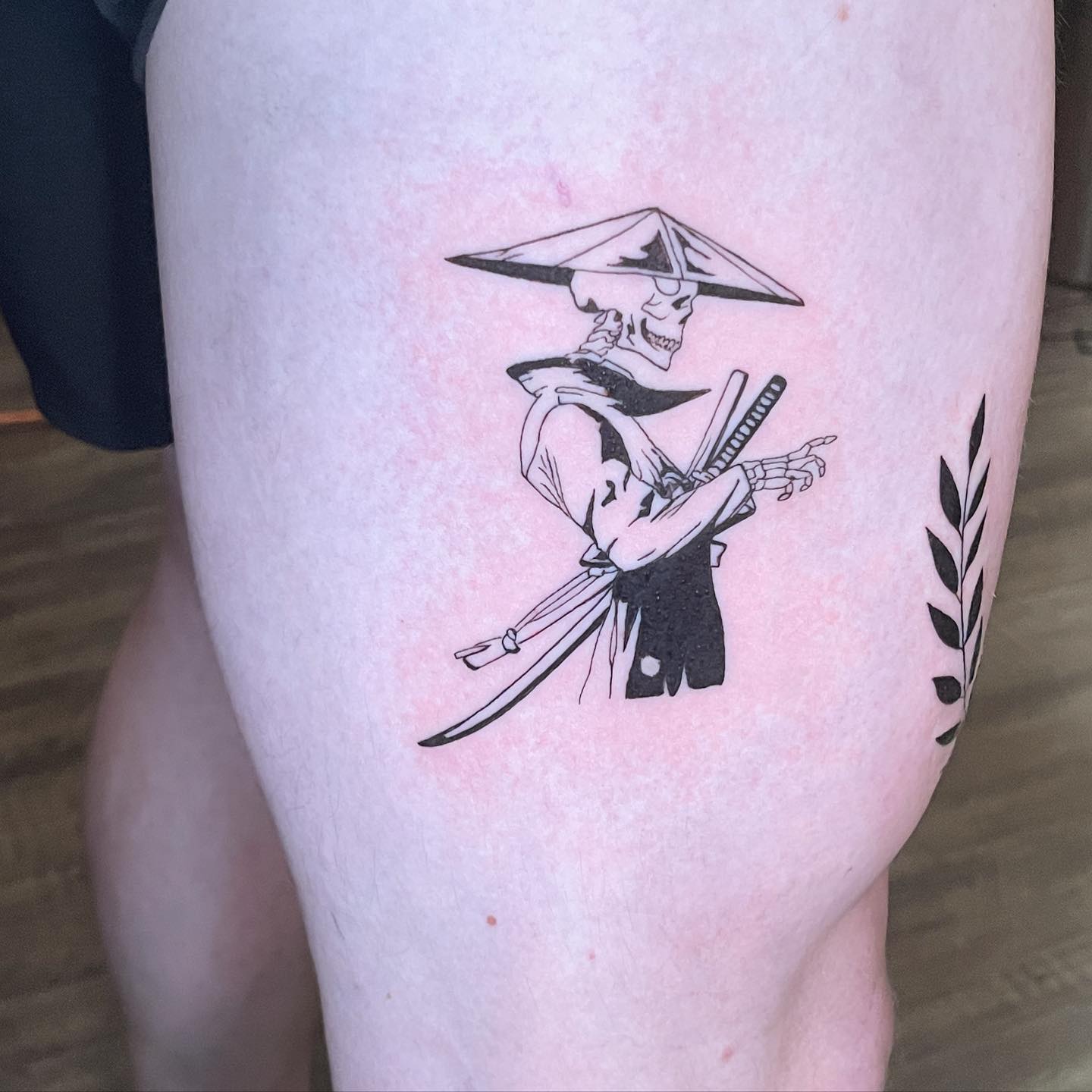 Pequeño tatuaje de Samurai esqueleto para hombres.