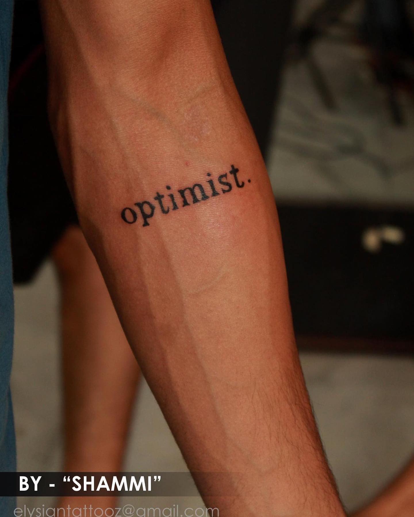 Pequeño tatuaje diseño optimista
