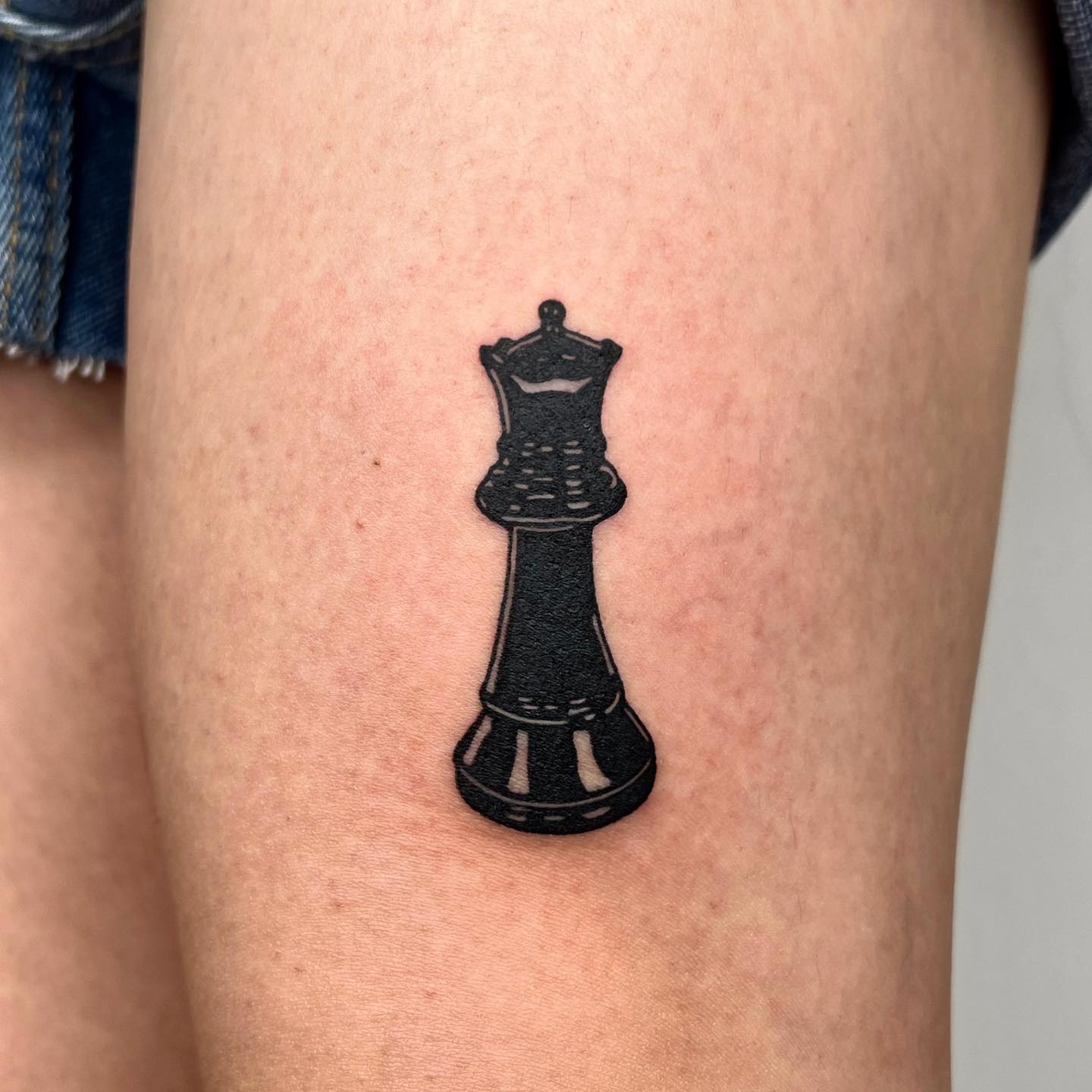 Pieza de tatuaje de ajedrez negro