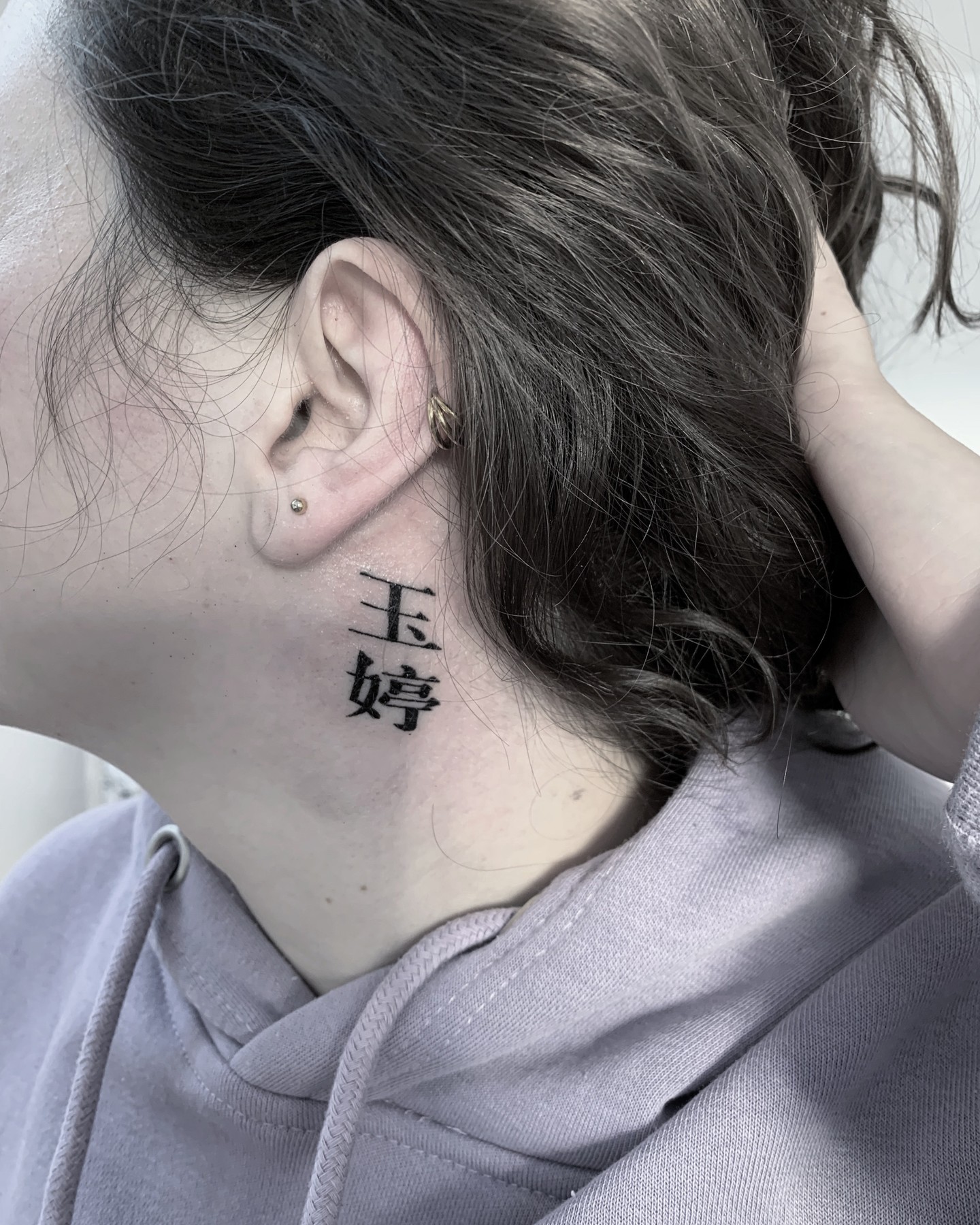 Tatuaje chino de fuente en el cuello.