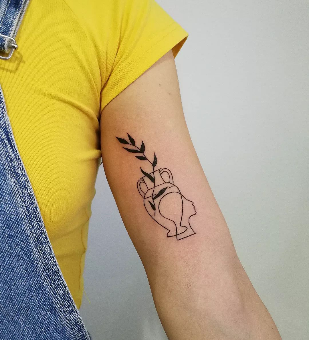 Tatuaje creativo en el brazo para mujeres