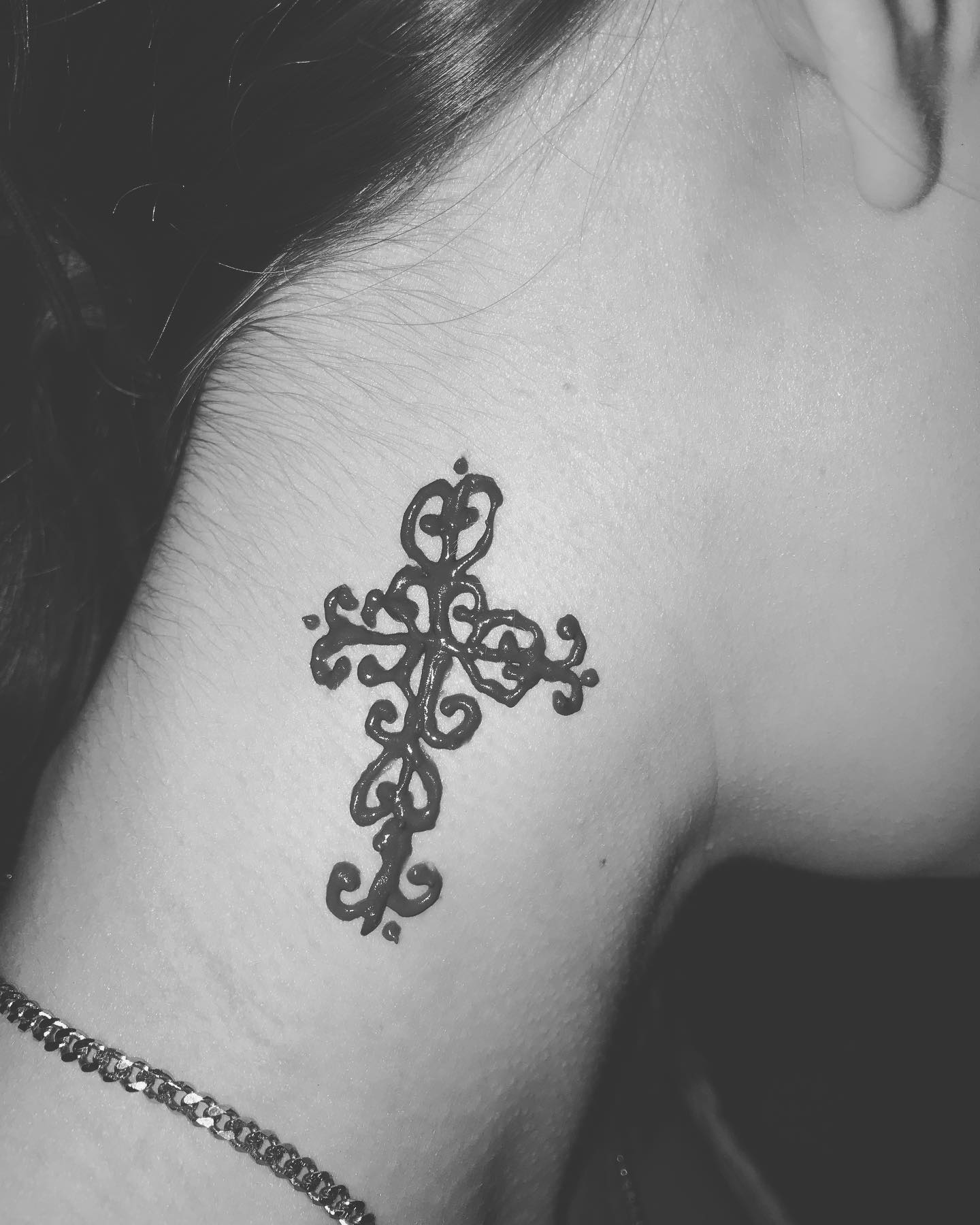 Tatuaje cruzado de cuello para mujeres