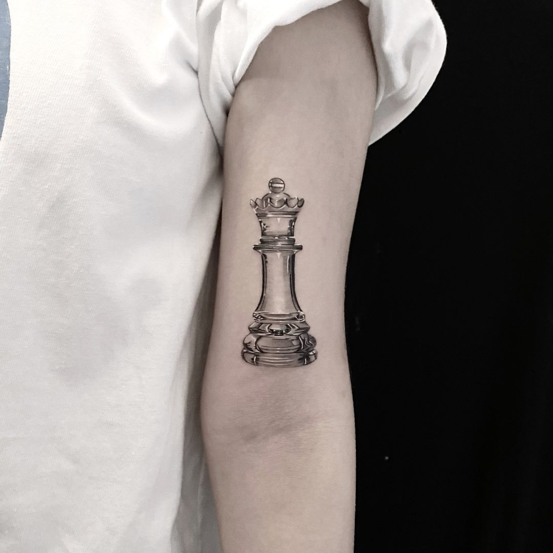 Tatuaje de ajedrez en el brazo
