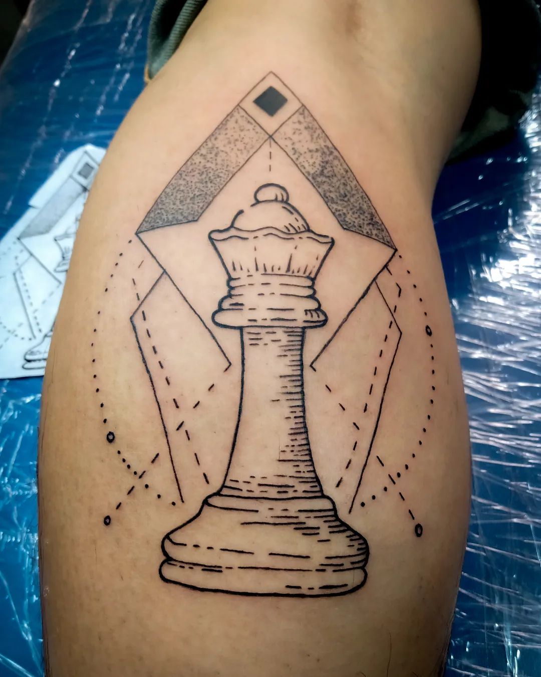 Tatuaje de ajedrez en la pantorrilla