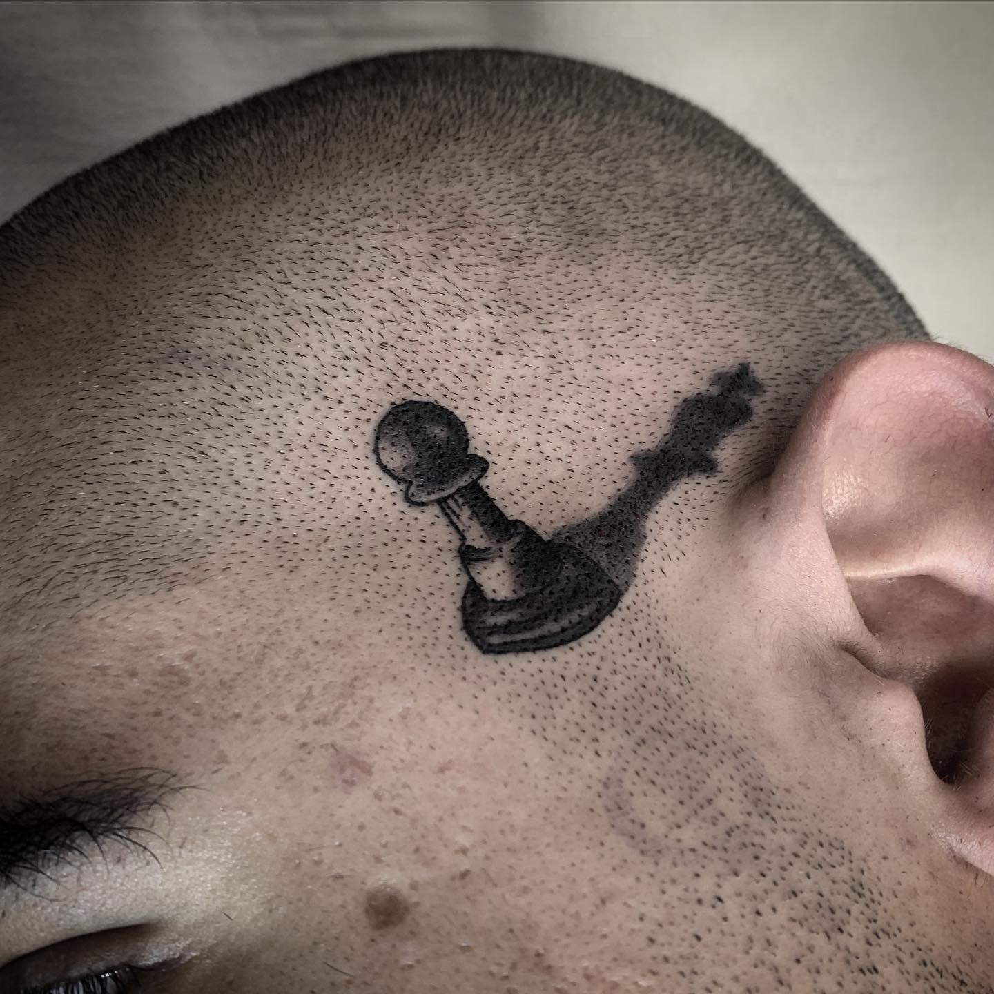 Tatuaje de ajedrez genial en la cabeza