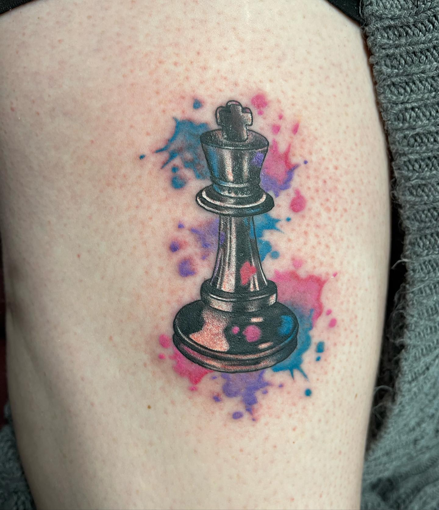 Tatuaje de ajedrez vibrante y colorido