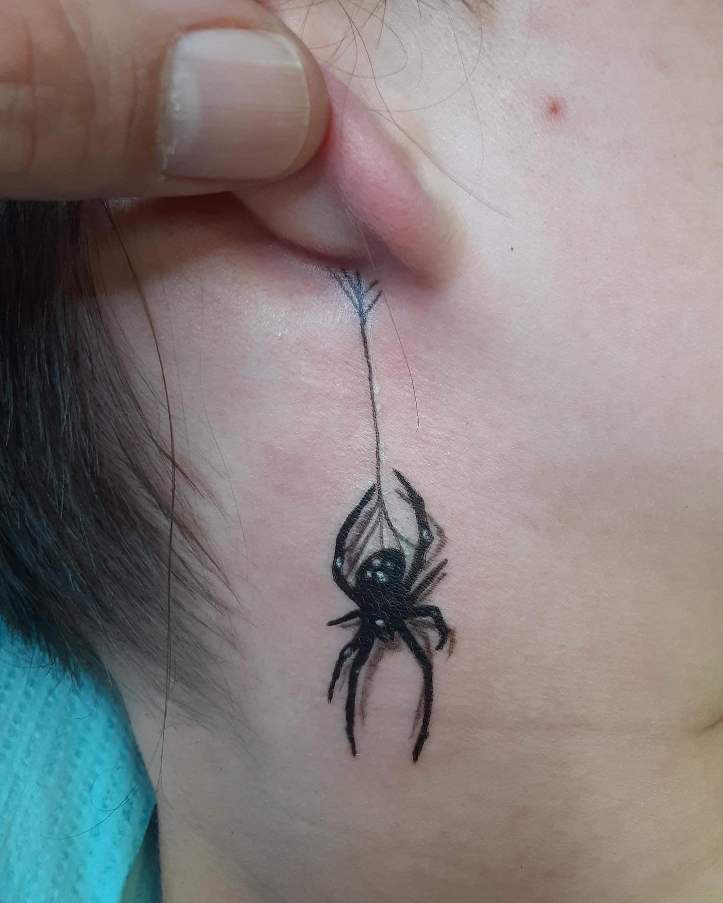 Tatuaje de araña en el cuello