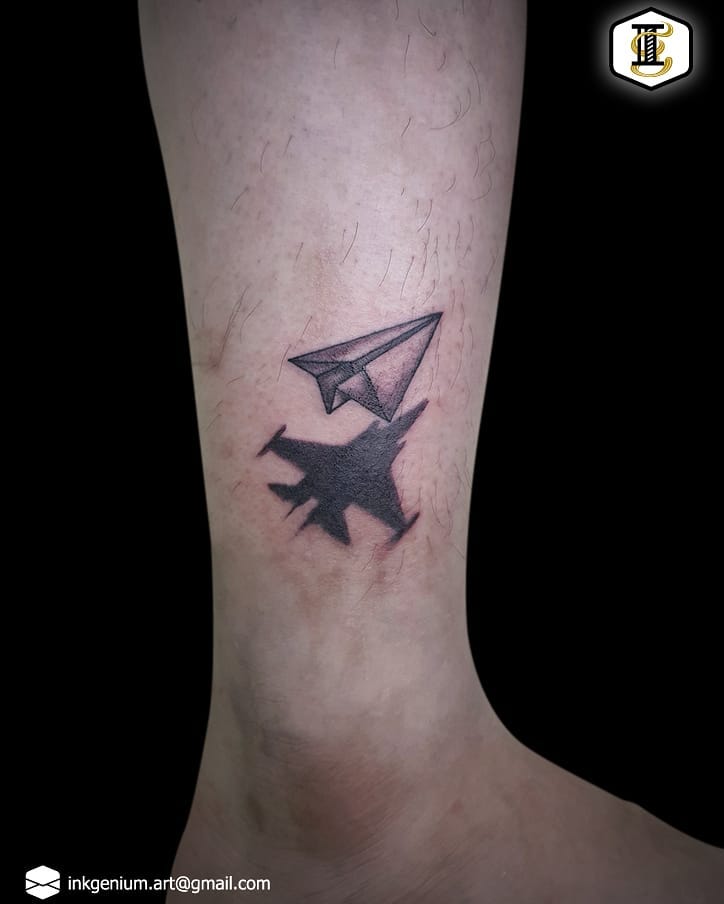 Tatuaje de avión de papel para hombres.