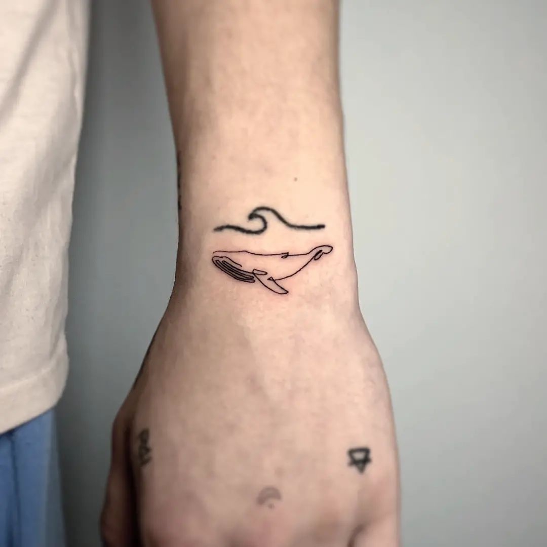 Tatuaje de ballena pequeña para hombres