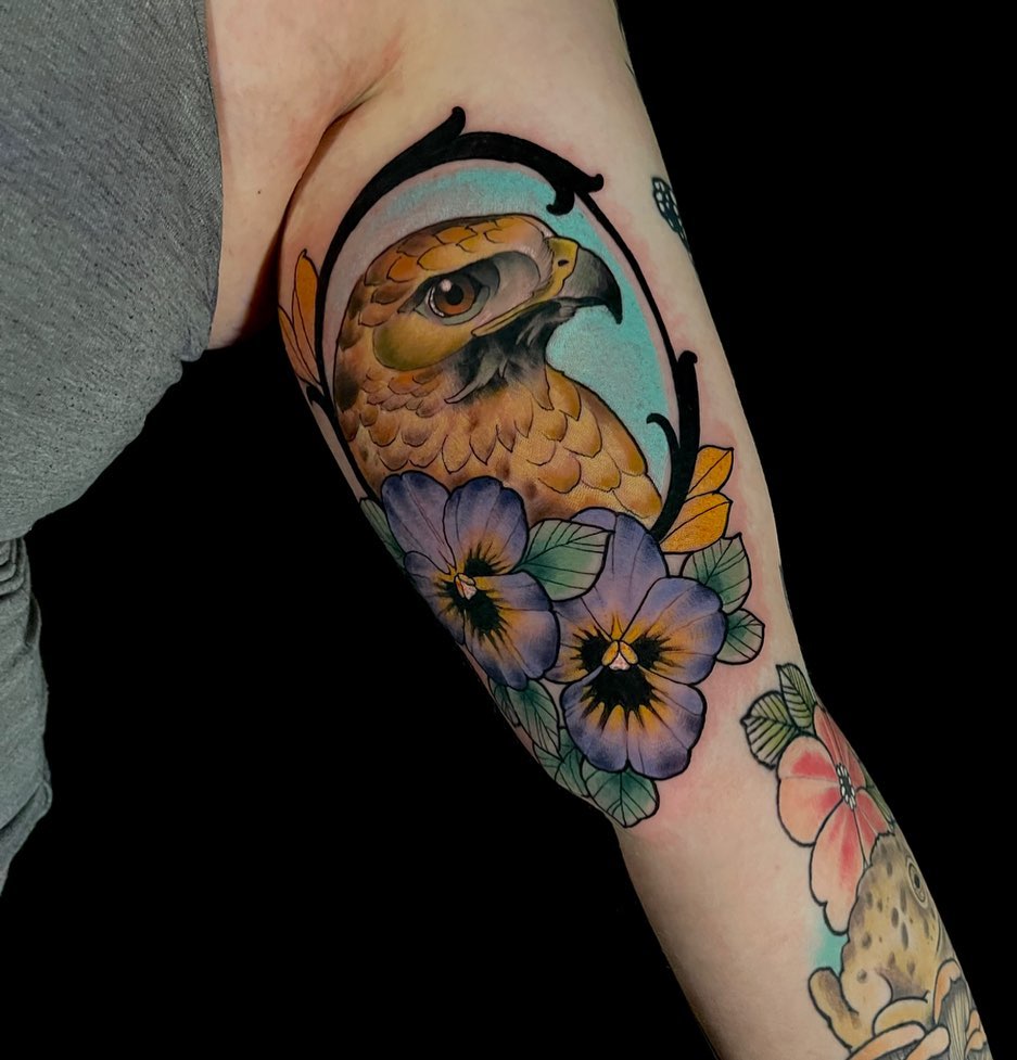 Tatuaje de brazo de ave colorida