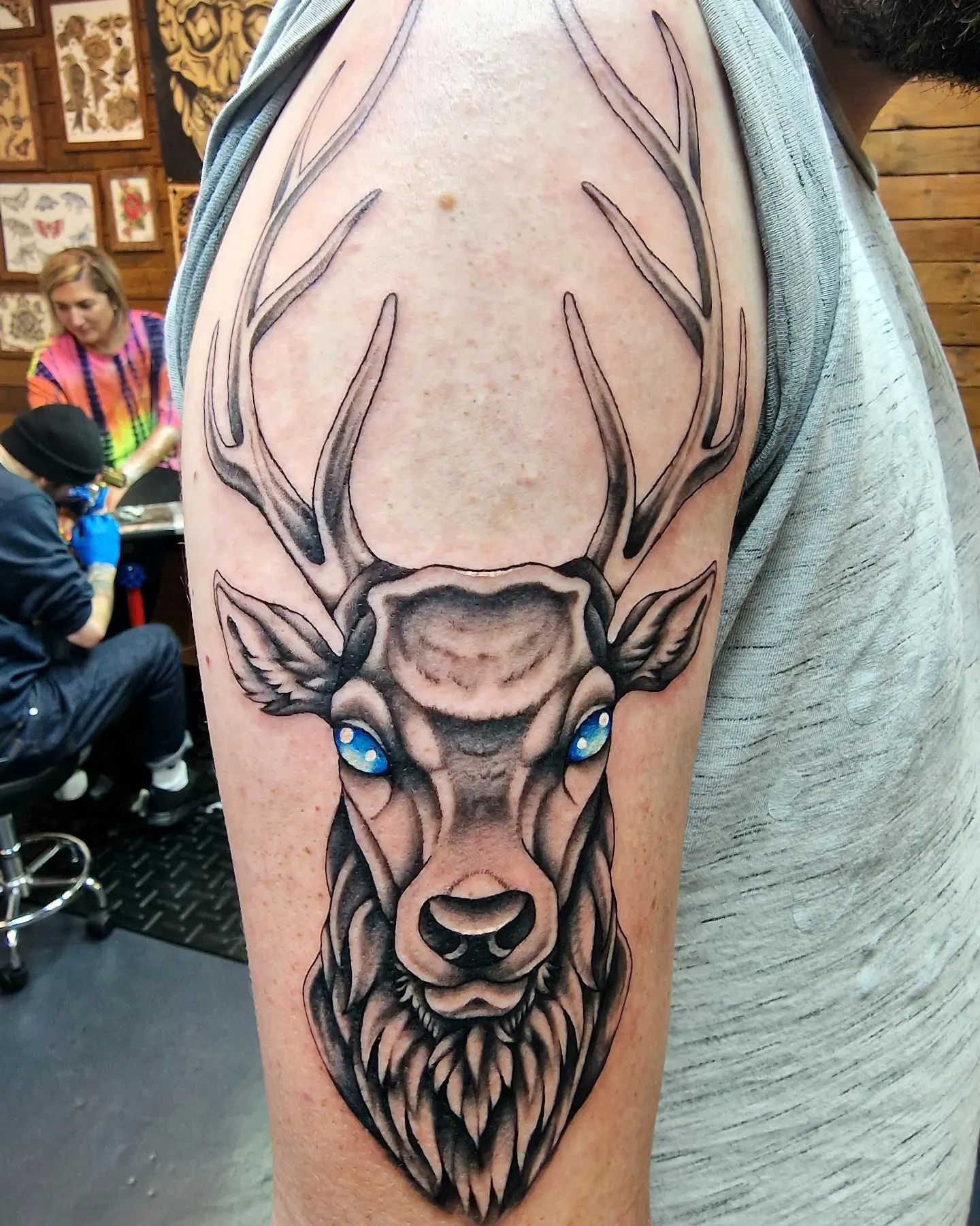 Tatuaje de brazo de ciervo