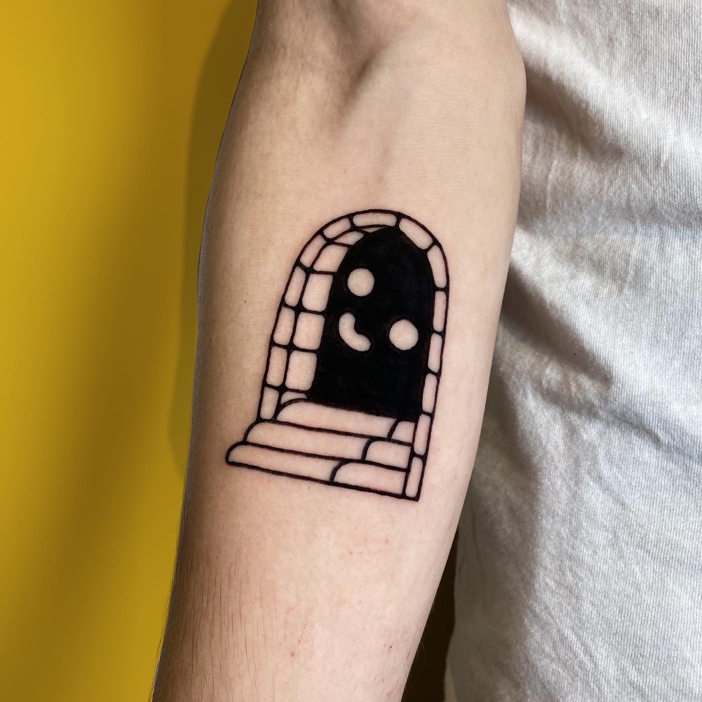 Tatuaje de brazo de fantasma negro