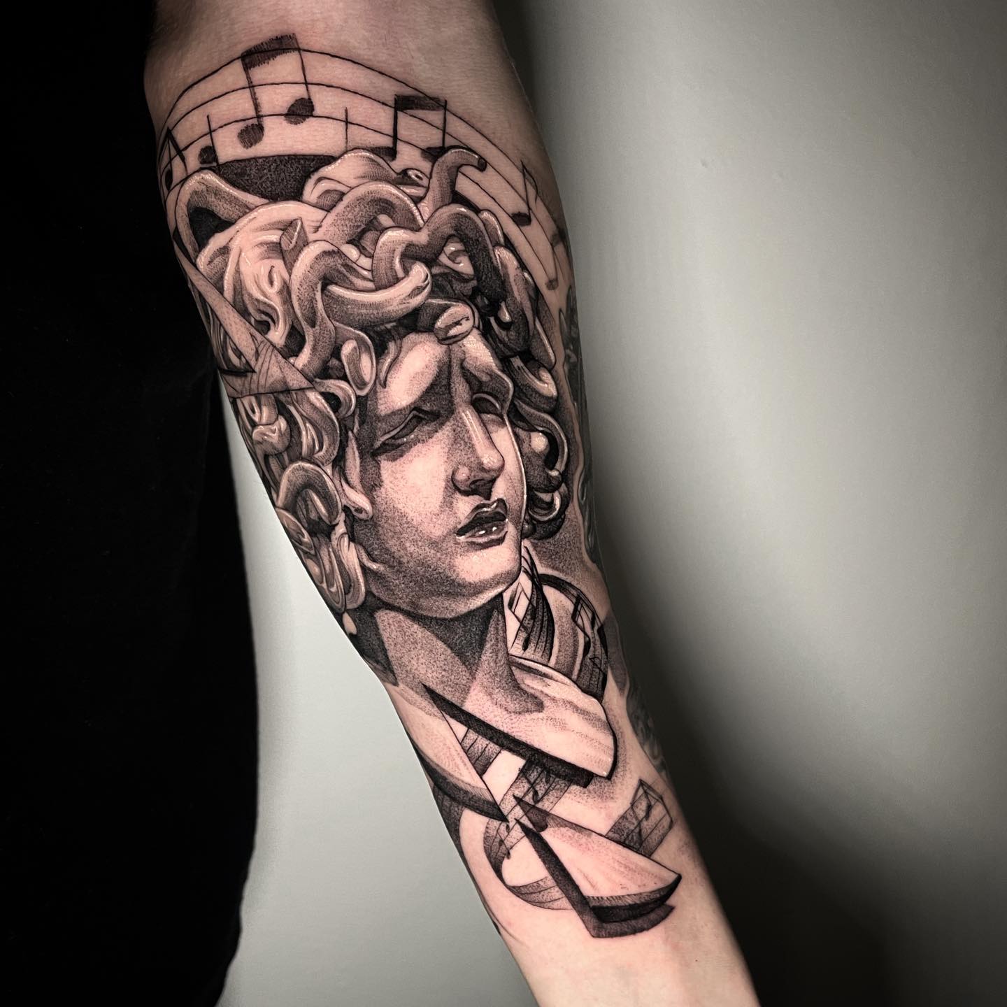 Tatuaje de brazo de medusa.