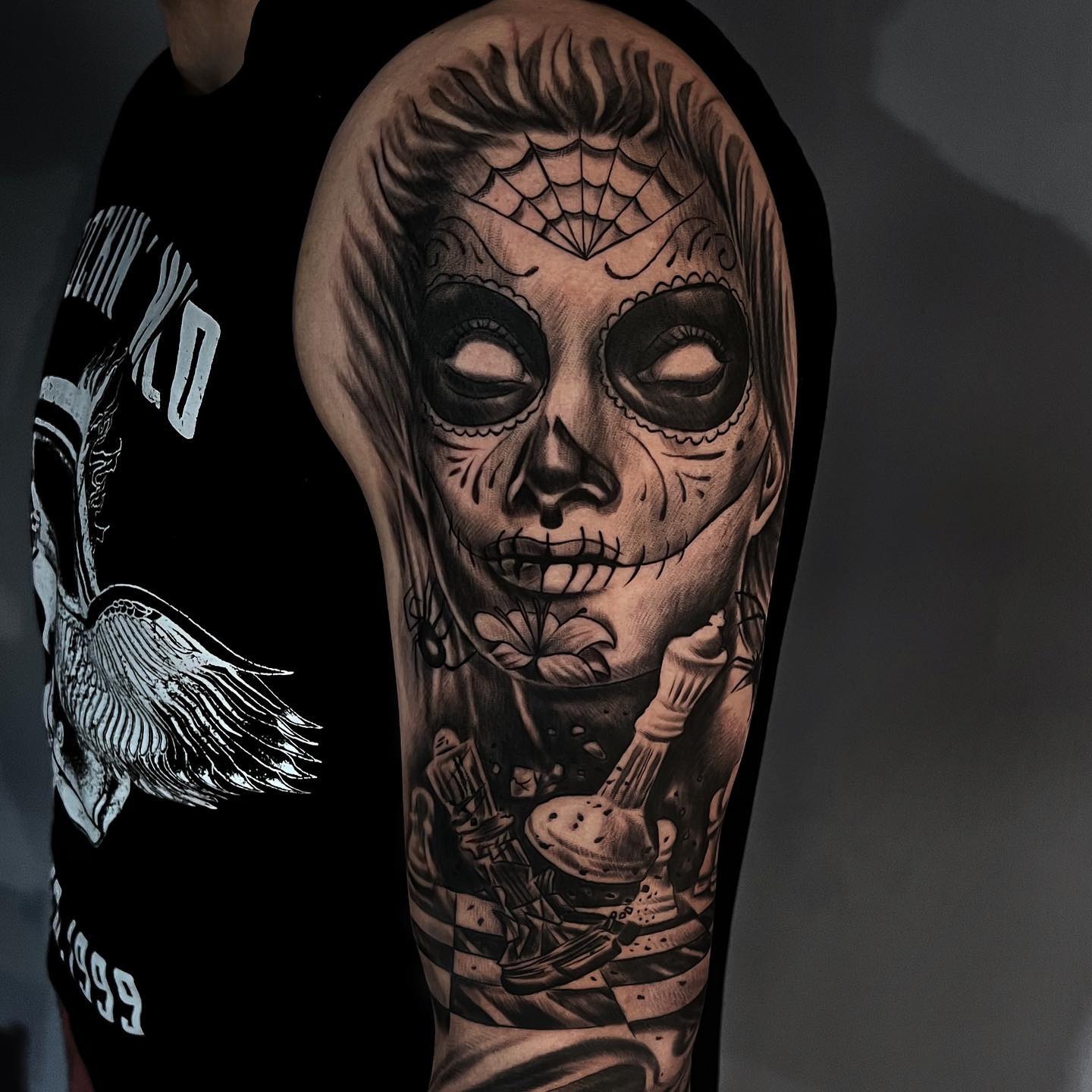 Tatuaje de brazo de Santa Muerte Negra