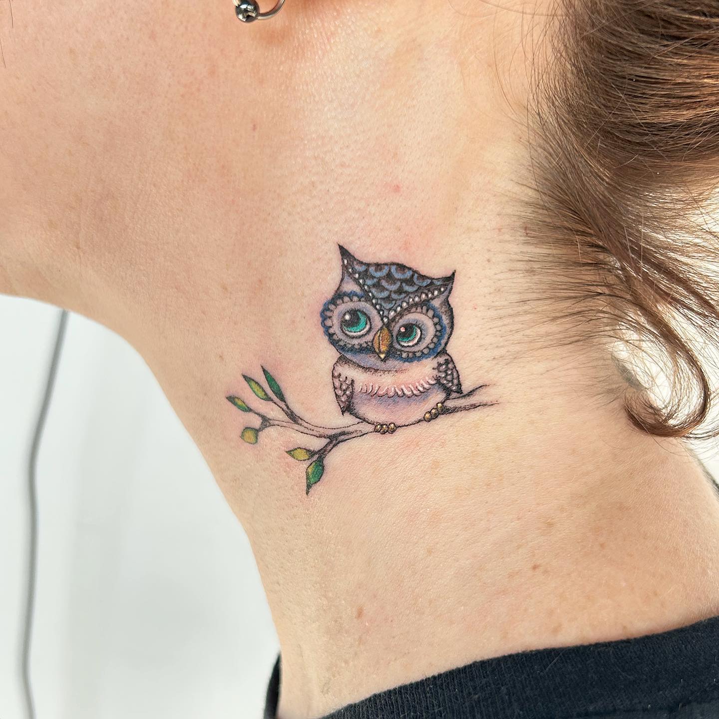 Tatuaje de Búho con Cuello Minimalista.