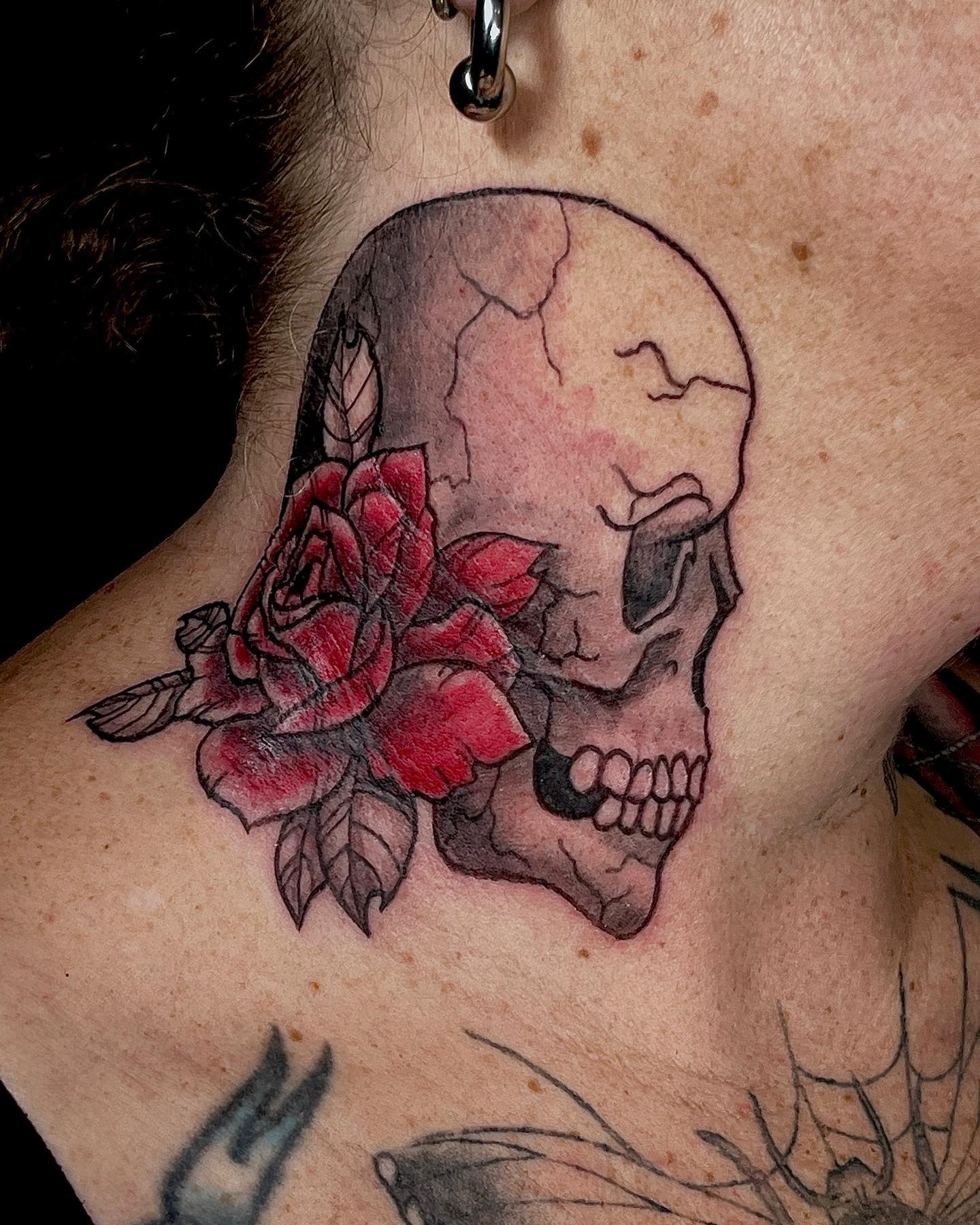 Tatuaje de calavera y rosa en el cuello