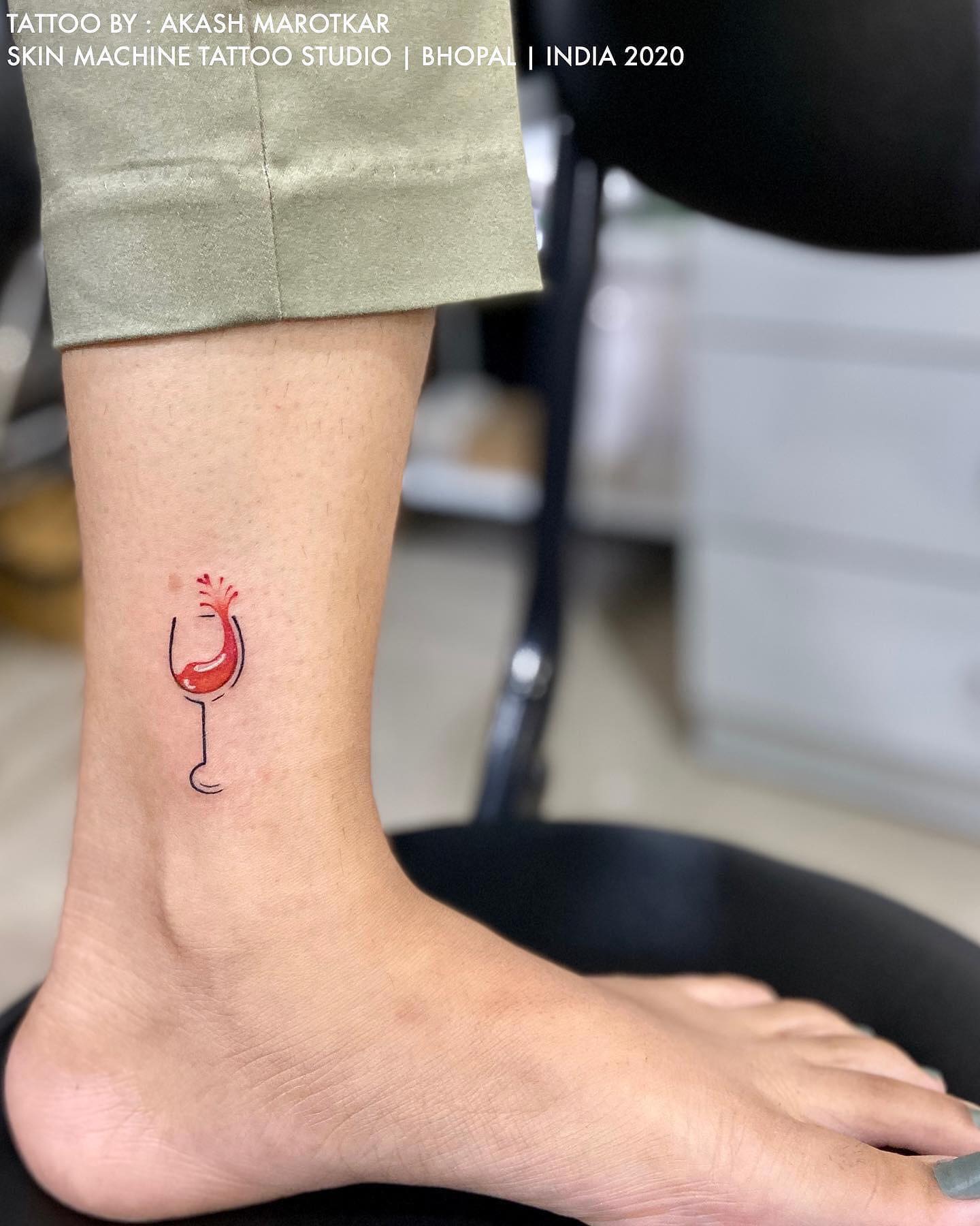 Tatuaje de copa de vino para hombres