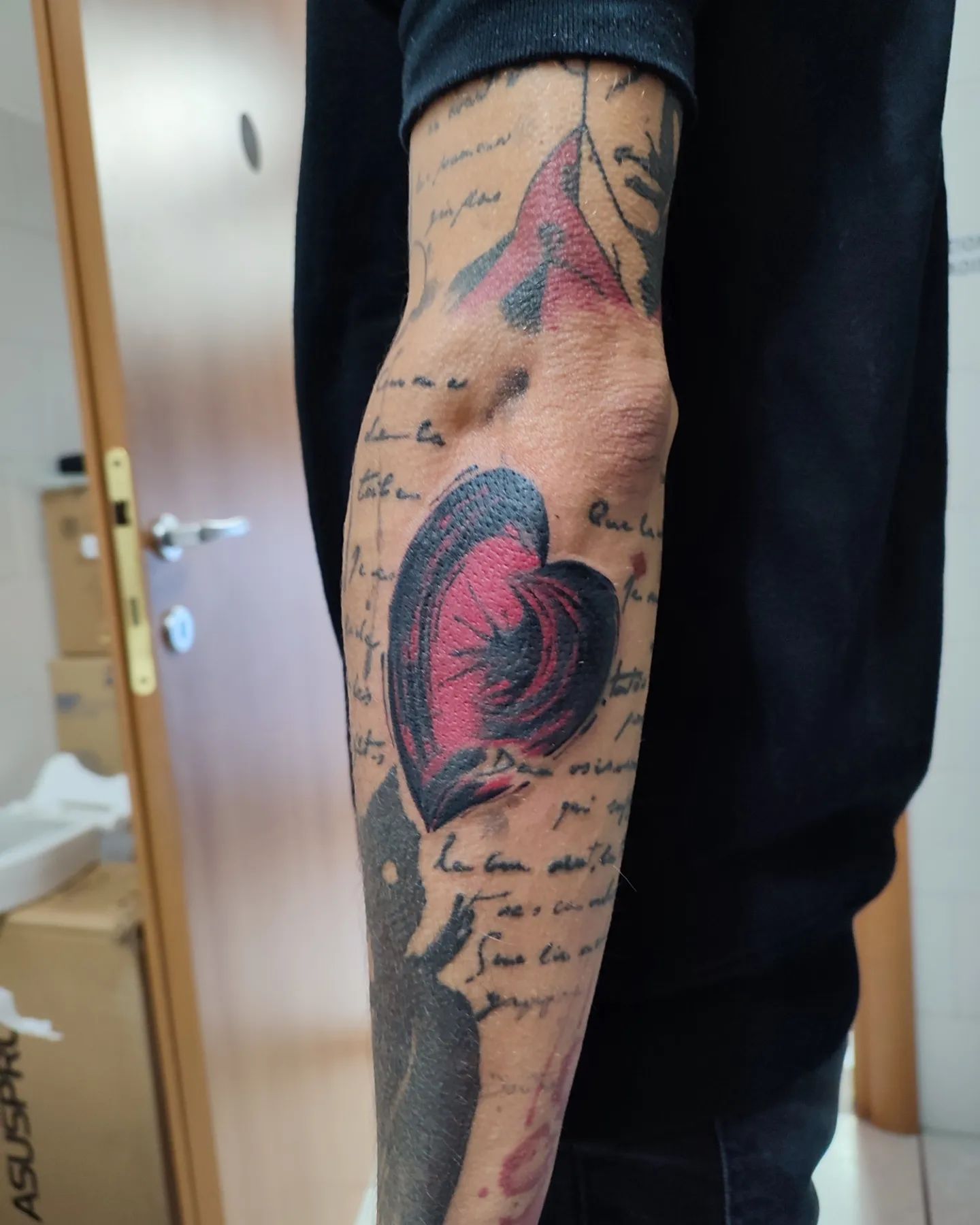 Tatuaje de corazón en el brazo para hombres.