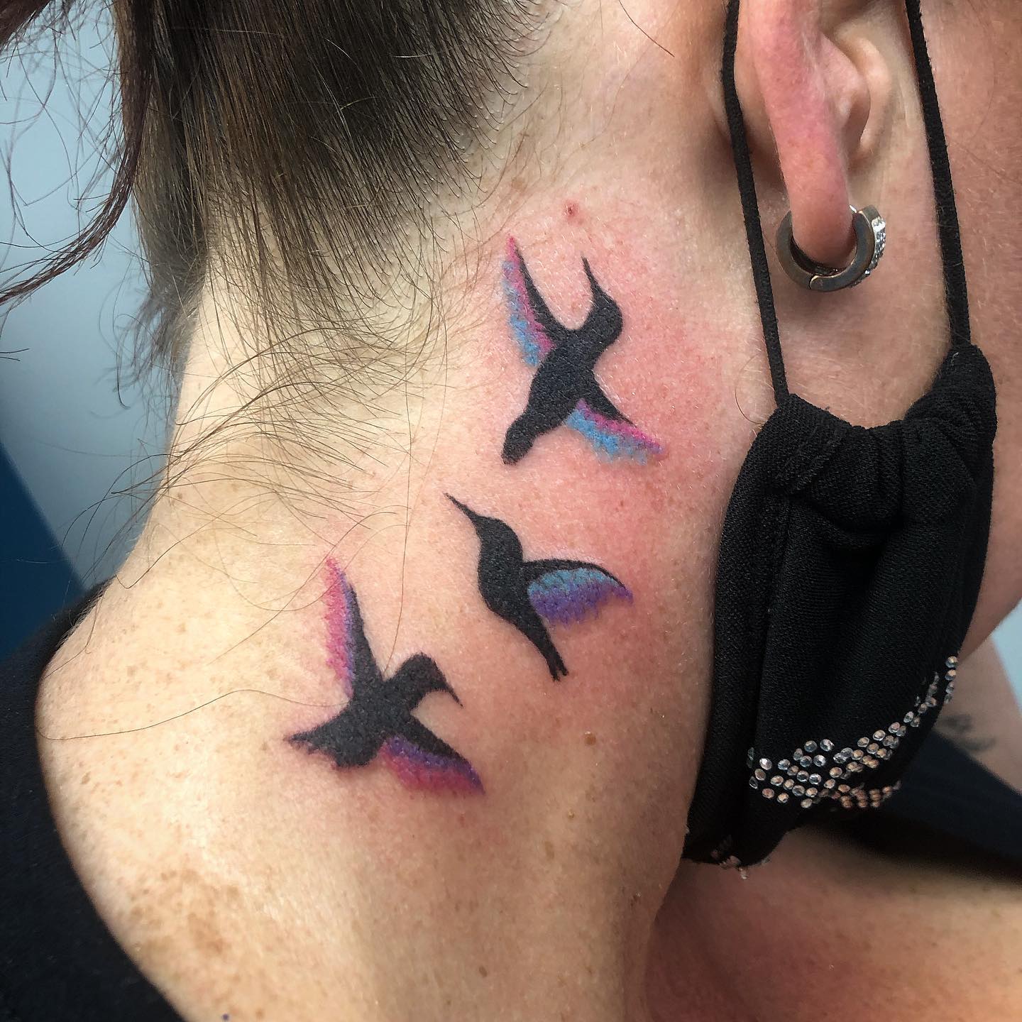 Tatuaje de cuello de colibrí para mujeres