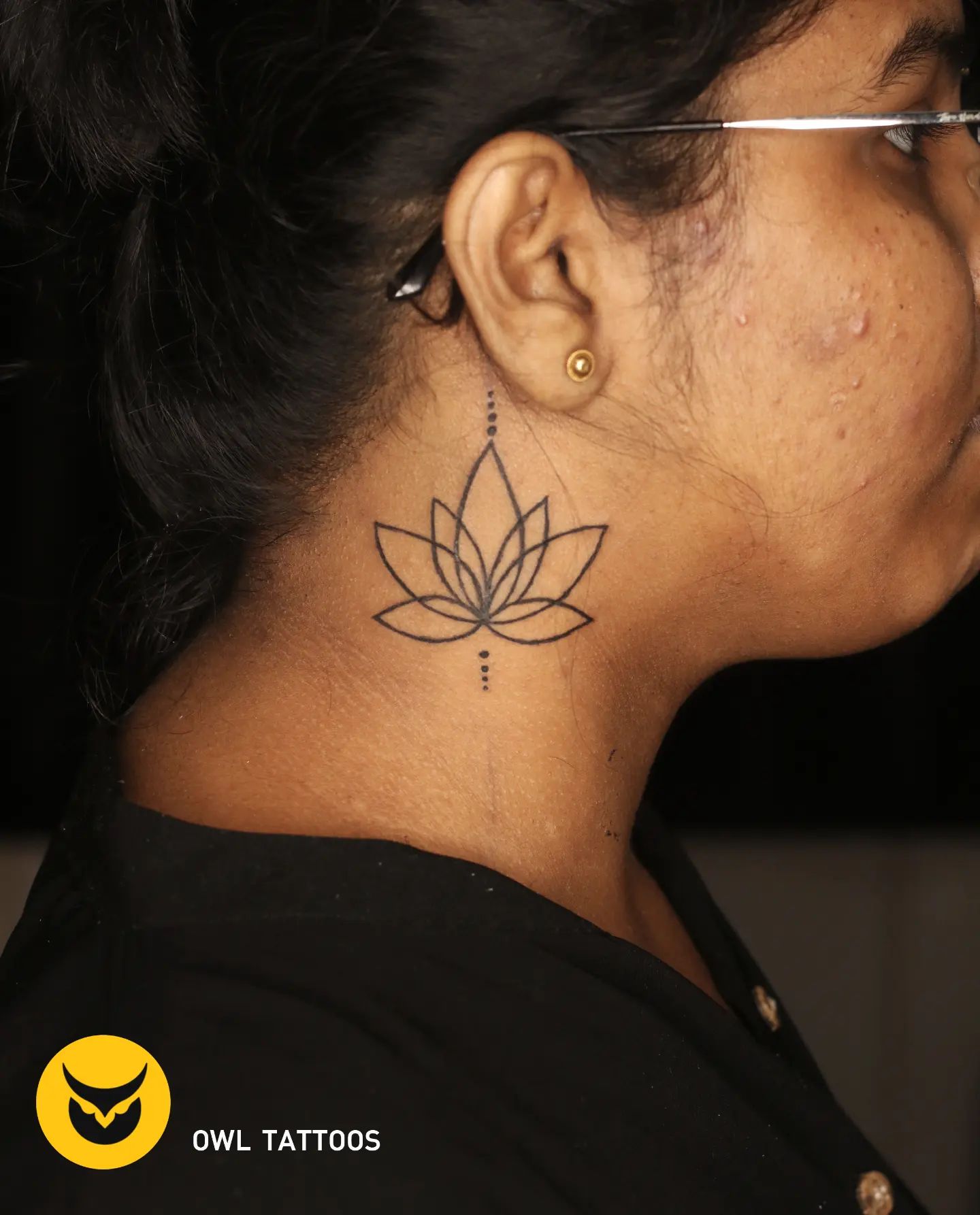Tatuaje de cuello de flor de loto
