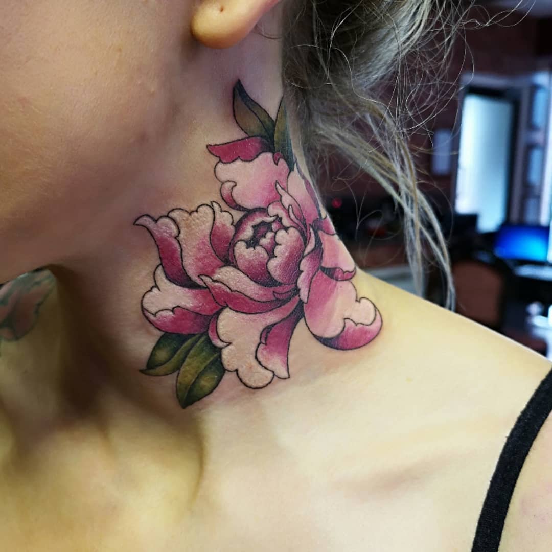 Tatuaje de cuello de flor de peonía rosa para mujeres.